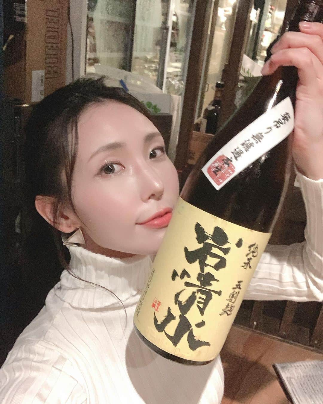 児玉アメリア彩さんのインスタグラム写真 - (児玉アメリア彩Instagram)「pray for japan🇯🇵﻿ ﻿ ﻿ 長野の地酒を飲んで応援しようぜ！の会﻿ お世話になっている大好きな﻿ 日がさ雨がささんにて！﻿ ﻿ ﻿ 台風19号の影響で、現段階で長野県で被害が大きく残っていると伝えられているのは﻿ ﻿ ・田中屋酒造店さん﻿ 代表銘柄「水尾」﻿ ・伴野酒造さん﻿ 代表銘柄「澤の花」﻿とのことです。 ﻿ ﻿ ﻿ まだまだ不安な日々が続いていることと思います。﻿ こんな状況だからこそ、﻿ 正直SNS投稿も少し怖く感じて控えてしまっていました。﻿ ﻿ ただ、全員が引っ張られて暗い、重い空気になってしまうのは、私は違うと感じているので。﻿ ﻿ ﻿ ﻿ 今、無事に過ごせている私たちだからこそ、﻿ 当たり前に過ごせる日々に改めて感謝することができるはず。﻿ ﻿ そうして気づけた幸せな気持ちを、﻿ ポジティブな言葉や感情に乗せて 前向きで明るい日々や空気感へと繋げていけたらと思ってます。﻿ ﻿ ﻿ 少しでも早い復興を願うと同時に、﻿ 自分にできることを考える日々。﻿ ﻿ ﻿ ﻿ ﻿ ﻿ ﻿ #prayforjapan #日がさ雨がさ #nagano #naganojapan #naganoprefecture #naganosake #長野酒 #長野の地酒 #復興 #復興支援 #misssake #諏訪の国公式アンバサダー #児玉アメリア彩 #ミス日本酒 #日本酒女子 #長野女子  #日本酒インスタグラマー #ポン酒タグラム #日本酒フォト #sakekampai #sakebottle #飲酒タグラム #酒スタグラム #日本酒で乾杯 #sakelover﻿ #sake #sakestagram #japanesesake #selfie #selcagram」10月20日 16時32分 - aya_amelia_kodama