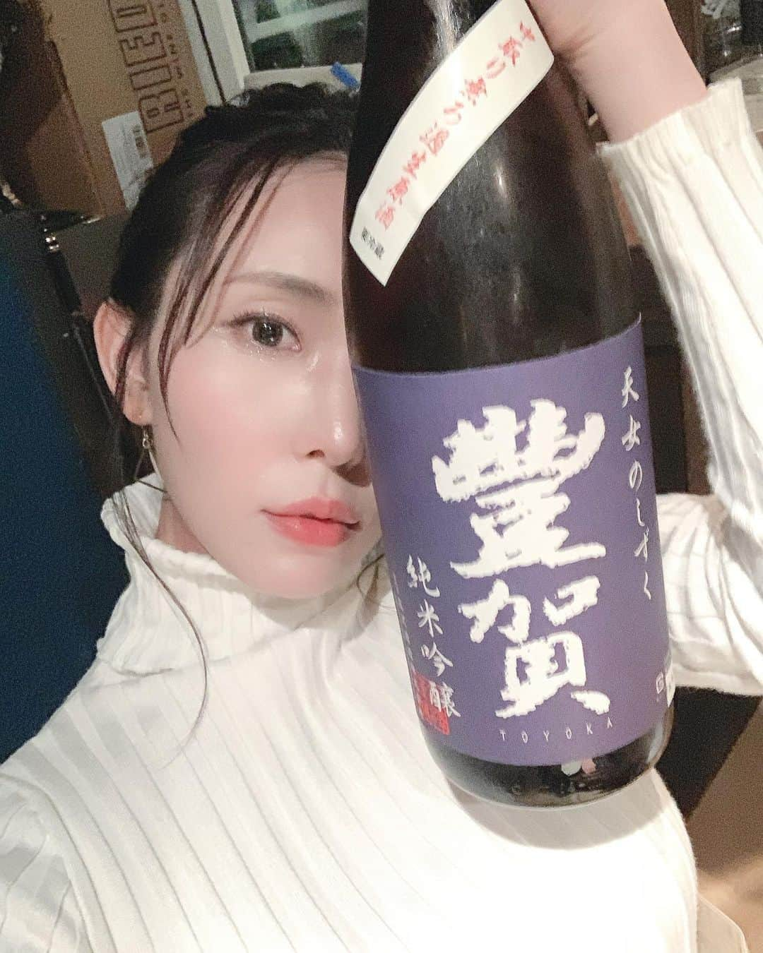 児玉アメリア彩さんのインスタグラム写真 - (児玉アメリア彩Instagram)「pray for japan🇯🇵﻿ ﻿ ﻿ 長野の地酒を飲んで応援しようぜ！の会﻿ お世話になっている大好きな﻿ 日がさ雨がささんにて！﻿ ﻿ ﻿ 台風19号の影響で、現段階で長野県で被害が大きく残っていると伝えられているのは﻿ ﻿ ・田中屋酒造店さん﻿ 代表銘柄「水尾」﻿ ・伴野酒造さん﻿ 代表銘柄「澤の花」﻿とのことです。 ﻿ ﻿ ﻿ まだまだ不安な日々が続いていることと思います。﻿ こんな状況だからこそ、﻿ 正直SNS投稿も少し怖く感じて控えてしまっていました。﻿ ﻿ ただ、全員が引っ張られて暗い、重い空気になってしまうのは、私は違うと感じているので。﻿ ﻿ ﻿ ﻿ 今、無事に過ごせている私たちだからこそ、﻿ 当たり前に過ごせる日々に改めて感謝することができるはず。﻿ ﻿ そうして気づけた幸せな気持ちを、﻿ ポジティブな言葉や感情に乗せて 前向きで明るい日々や空気感へと繋げていけたらと思ってます。﻿ ﻿ ﻿ 少しでも早い復興を願うと同時に、﻿ 自分にできることを考える日々。﻿ ﻿ ﻿ ﻿ ﻿ ﻿ ﻿ #prayforjapan #日がさ雨がさ #nagano #naganojapan #naganoprefecture #naganosake #長野酒 #長野の地酒 #復興 #復興支援 #misssake #諏訪の国公式アンバサダー #児玉アメリア彩 #ミス日本酒 #日本酒女子 #長野女子  #日本酒インスタグラマー #ポン酒タグラム #日本酒フォト #sakekampai #sakebottle #飲酒タグラム #酒スタグラム #日本酒で乾杯 #sakelover﻿ #sake #sakestagram #japanesesake #selfie #selcagram」10月20日 16時32分 - aya_amelia_kodama