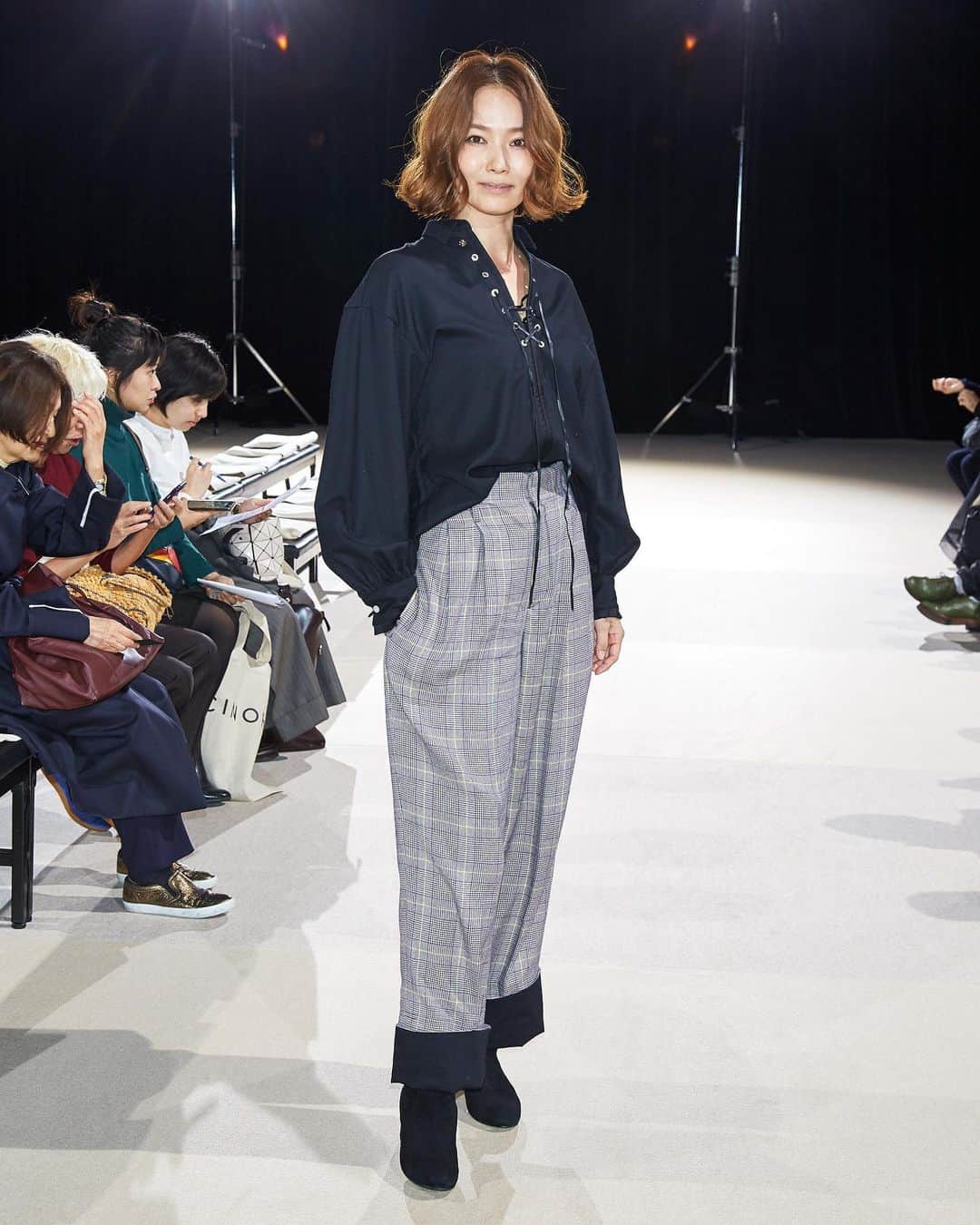 WWDジャパンさんのインスタグラム写真 - (WWDジャパンInstagram)「東コレの「チノ」の来場者をスナップ　大人の“クリーンなグランジ”の着こなし﻿ ﻿ 茅野誉之によるファッションブランド「チノ（CINOH）」は10月16日、「楽天 ファッション ウィーク東京（Rakuten Fashion Week TOKYO以下、RFWT）」で2020年春夏のファッションショーを開催した。会場にはプレスやバイヤーら関係者に加えて、RFWTのアンバサダーを務める安藤ニコをはじめ、モデルの五明祐子や浦浜アリサらモデルやインフルエンサーたちが来場した。﻿ ﻿ ゲストたちは、大人に向けたグランジスタイルをイメージした19-20年秋冬物を着用。女性陣だけでなく、俳優の松嵜翔平、「シマ（SHIMA）」アートディレクターの奈良裕也らも「チノ」のメンズを着こなした。﻿ ﻿ スナップ全17枚はストーリーまたはプロフィールのリンクから🔗﻿ ﻿ #WWDsnap ←過去のスナップはこちらから﻿ ﻿ #CINOH #チノ #2020ss #20ss #ss2020 #ss20 #RakutenFWT #TokyoFashionWeek #fashionweek #東コレ #松野乃知 #五明祐子 #愛可 #YUICHIRO #DEEP #松嵜翔平 #奈良裕也 #浦浜アリサ #安藤ニコ #牧野沙耶 #佐藤純 #倉本康子﻿」10月20日 16時38分 - wwd_jp