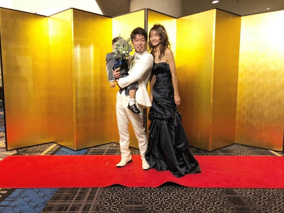 のインスタグラム：「2019.10.20 . 今日は息子の5歳の誕生日です。  そんな今日かねてよりお付き合いしていた彼と 結婚式を挙げました😊 皆さんに報告遅れてしまいましたが、、 去年の7月30日に入籍しました。  私にないものをたくさん持ってる人で 息子の事を1番に考えてくれる彼に 出会えた事、家族になれたことを嬉しく思ってます😊  私達らしく楽しい家庭を 築いていけたらなと思っています。  これからも安井レイを 見守ってくれたら嬉しいです。 👦🏻。5歳おめでとう。 産まれてきてくれて、ママにならせてくれて ほんとにありがとう。大好きだよーー❤️」