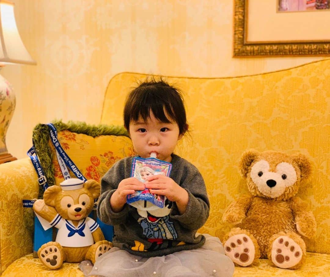 田中雅美さんのインスタグラム写真 - (田中雅美Instagram)「1枚目。可愛く飲んでる。 2枚目。なんでやねん。笑  #変顔 #2歳 #女の子」10月20日 16時50分 - tanakamasami_official