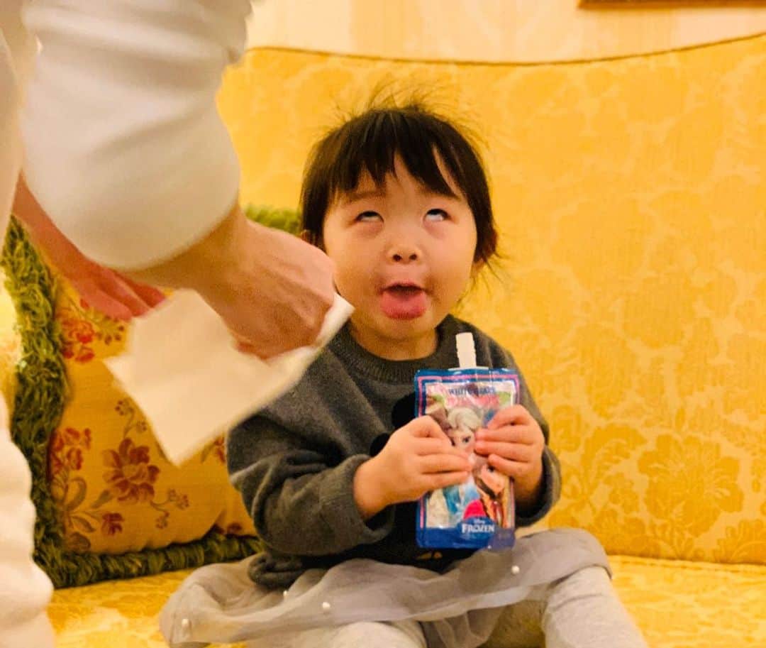 田中雅美さんのインスタグラム写真 - (田中雅美Instagram)「1枚目。可愛く飲んでる。 2枚目。なんでやねん。笑  #変顔 #2歳 #女の子」10月20日 16時50分 - tanakamasami_official