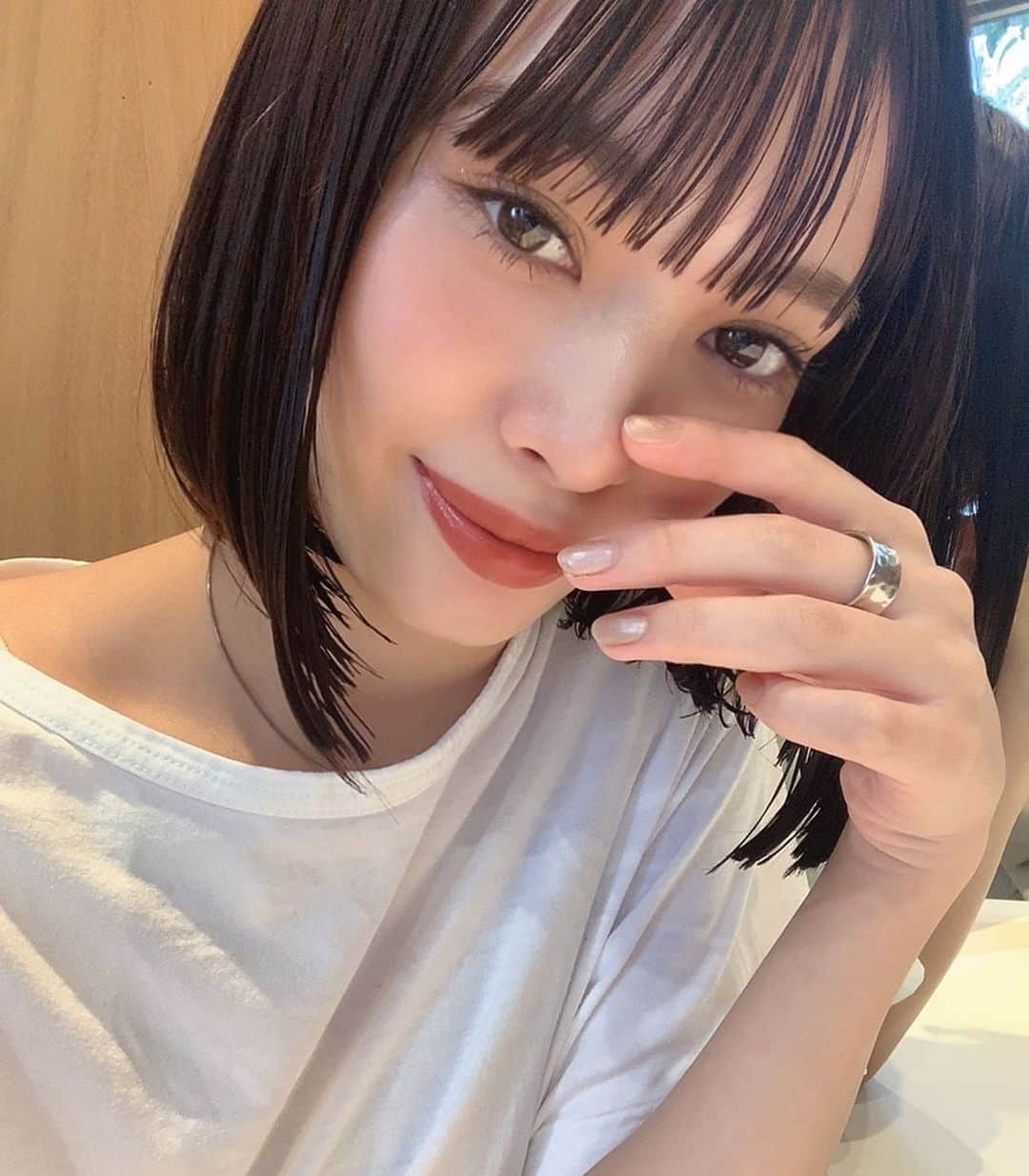 クロエさんのインスタグラム写真 - (クロエInstagram)「先日 @granje_official さんのジェルネイルをして撮影をしました❤︎ ヘアメイクはKATEのまこさん @mako_oikawa 💋 こちらはセルフジェルネイルのブランドで、手軽なキットで簡単に家でセルフジェルが出来るんだけど…ほんとにほんとに良い😫😮！ セルフて言って難しいんだよなー、、と思ったんですが本当にマニキュア塗るのとおんなじ感覚✨. . 固めるのも、スティック状のブルーライトを当てたらあっという間に固まるし、ツヤツヤで綺麗で最高でした！ カラーもたくさんあるヨ🧸 3枚目がキットの写真！このキットもスタイリッシュでかさばらないしどこまでも可愛い。 しかもねー、取る時も1番下にピールオフベースを塗っておけばペリってめっちゃ簡単に取れて爪も傷つかなくて、もうほんとに最高！笑 友達とかへのプレゼントにもおすすめ…🎁. .  #granje #グランジェ #ジェルネイルキット #ジェルネイルセルフ #ジェルネイル初心者 #ジェルポリッシュ #granje #gelnails #プレゼント」10月20日 16時44分 - ch__l__oe