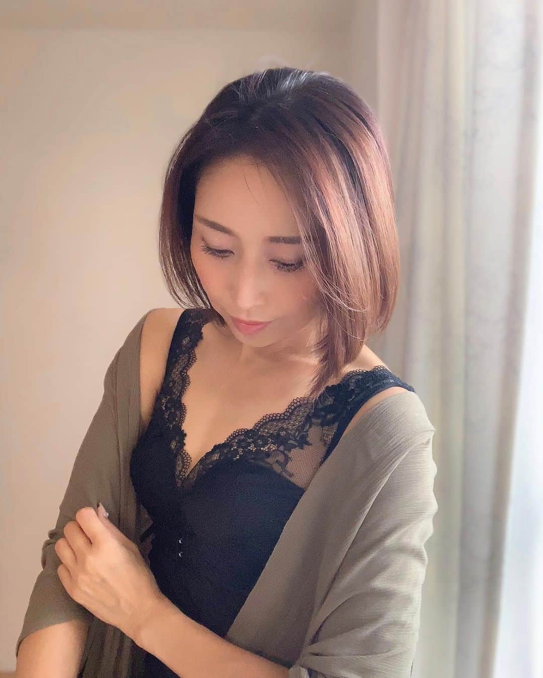 宮田綾子さんのインスタグラム写真 - (宮田綾子Instagram)「ハイヒールLOVERS Ayako⁑  くつろぎ育乳キャミ🖤これレースもめっちゃ可愛い〜 これまでカップ付きキャミはいまいち着け心地が悪いなーと思ってたけど、しっかりとしたホールドが良い感じ！色んなデザインの服の下に合わせやすそう ナイトブラとしてもそのままいられるから、なんて楽なの〜 @lulukushel @lulukushel_cami  #くつろぎ育乳キャミ #ナイトブラ #ナイトブラキャミ #キャミ #キャミソール #育乳 #育乳ブラ #ルルクシェル #lulukushel #PR」10月20日 16時46分 - ayako__miyata