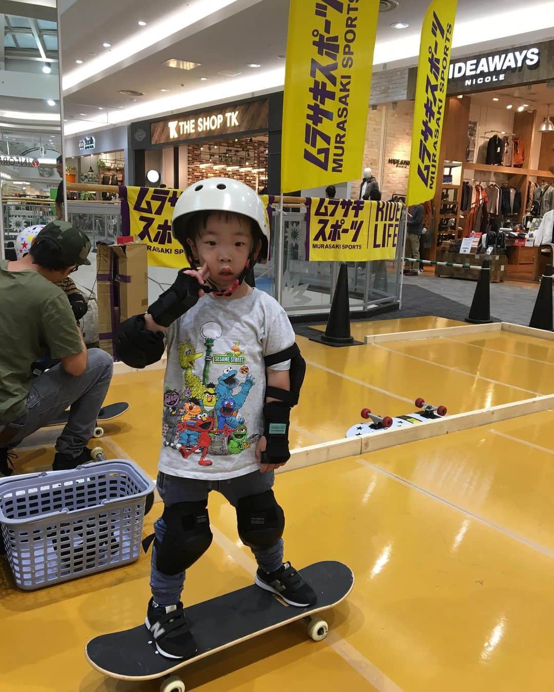 のインスタグラム：「2019.10.20 初スケボー🛹体験 なかなか上手に乗れました👌 #これきっかけで #オリンピック選手になっちゃったりして #誕生日プレゼントに買おう🛹🎁 #ムラサキスポーツ #押忍だなぁ」