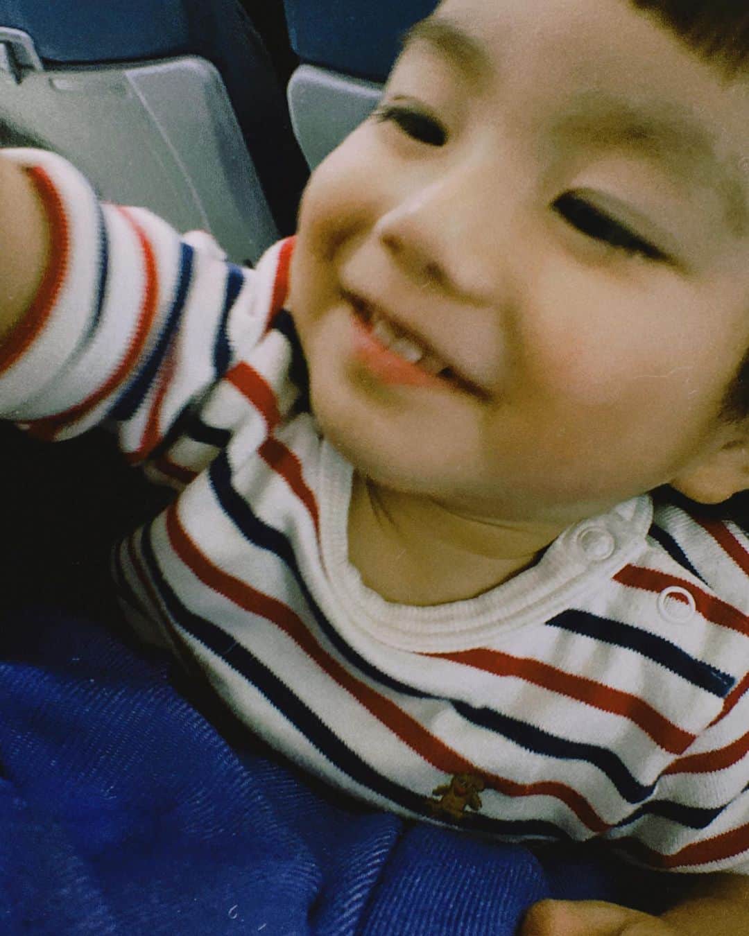 猪鼻ちひろさんのインスタグラム写真 - (猪鼻ちひろInstagram)「👴🏻💞👶🏻 家族旅行のはじまり。 シーってやる妹(1枚目)と、静かに出来なくてもシーの声とポーズは一丁前に出来る甥っ子(2枚目)  #メロオバ日記 #1歳半 #詳しくはブログに載せました #1枚目の写真父親のシワとか妹のシーとか全部いいな #甥っ子のジィジ愛がすごい #相思相愛 #家族旅行 #ちひろトリップ#ちひろtripセブ」10月20日 16時49分 - inohanachihiro