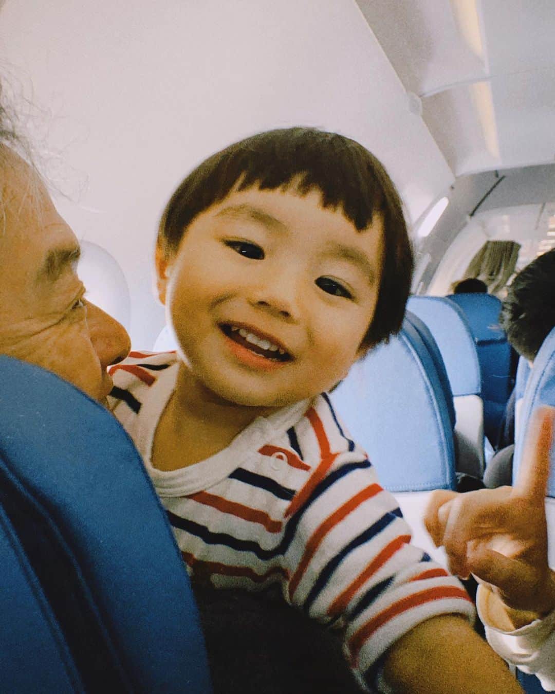 猪鼻ちひろのインスタグラム：「👴🏻💞👶🏻 家族旅行のはじまり。 シーってやる妹(1枚目)と、静かに出来なくてもシーの声とポーズは一丁前に出来る甥っ子(2枚目)  #メロオバ日記 #1歳半 #詳しくはブログに載せました #1枚目の写真父親のシワとか妹のシーとか全部いいな #甥っ子のジィジ愛がすごい #相思相愛 #家族旅行 #ちひろトリップ#ちひろtripセブ」