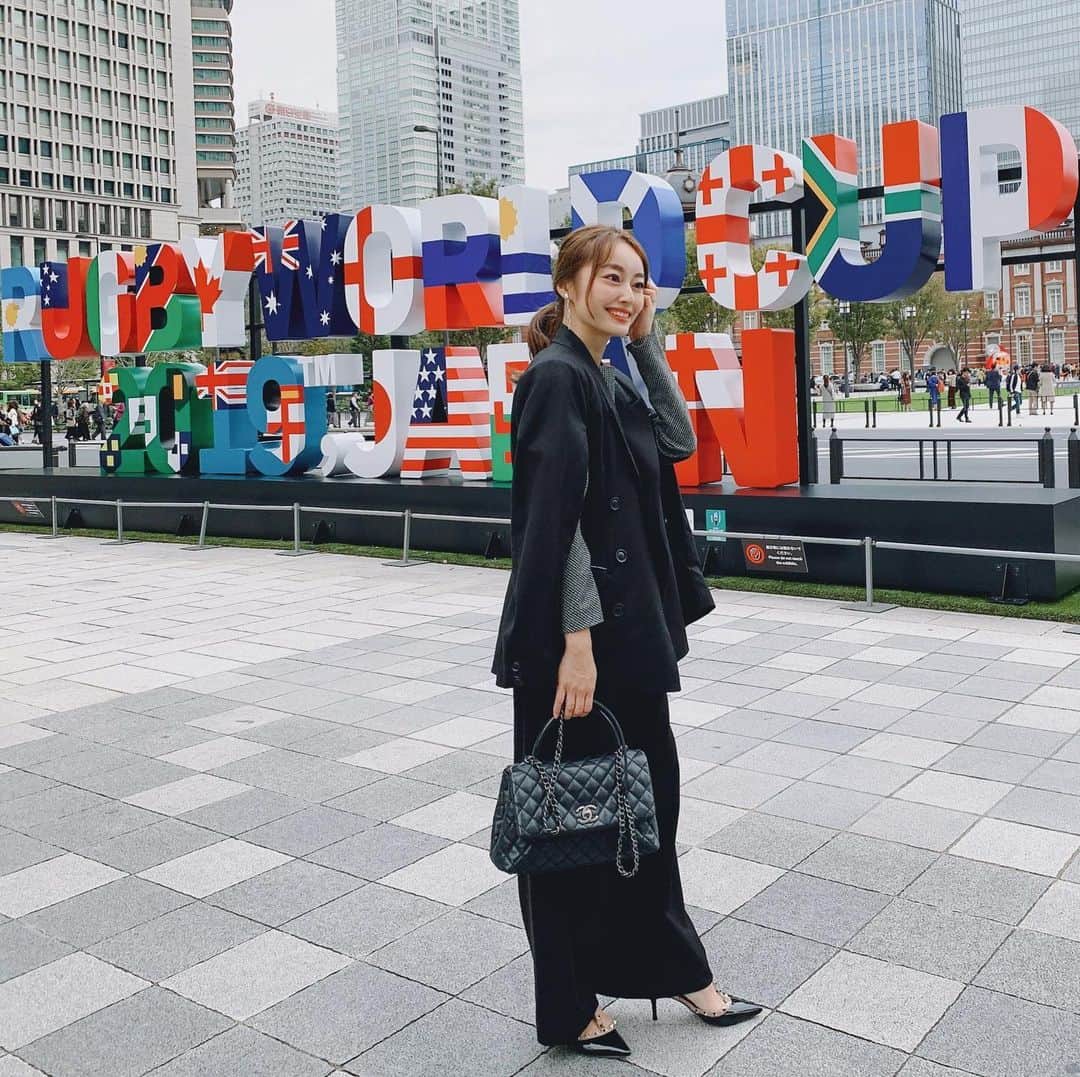 小祝麻里亜のインスタグラム：「本日ですね🏉  珍しくきちんとスタイル。このジャケットはファスナー をおろすと、手が出せてケープのようになる優れもの🙆‍♀️❤️❤️ よい日曜日をお過ごし下さい☺️ ． ． ． ． ＿＿＿＿＿＿＿ #outfit #coordinate #look #instafashion #tokyostation #셀스타그램 #얼스타그램 #코디 #스타일링 #데일리 #데일리룩 #오오티디  #きょコ #コーデ #東京駅 #ラグビーワールドカップ2019」