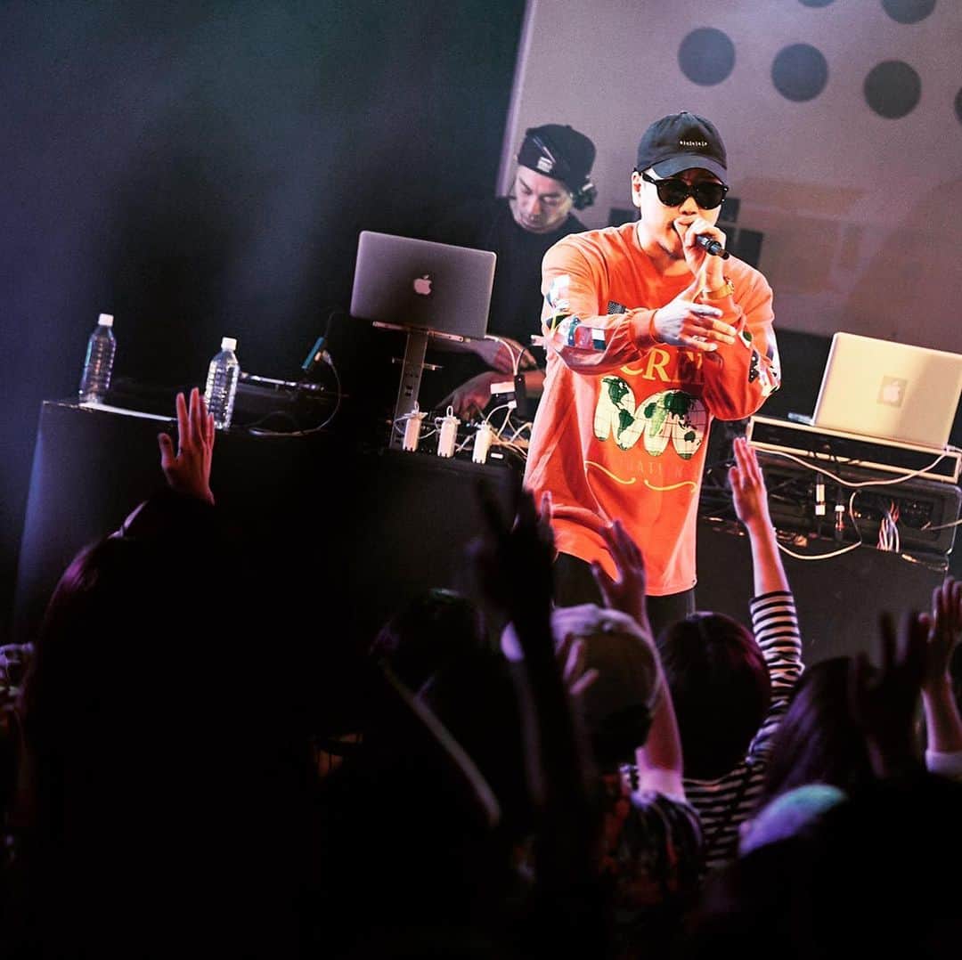 Hisatomiのインスタグラム：「#ケンザワンマン2019  客演参加の今回はヒップホップ好きケンさん好きのお客さんにばっちり受け入れられました‼︎ 生ドラムVer.の"深海魚" "After Party"いかがでしたか？😎 ありがとうございました‼︎」