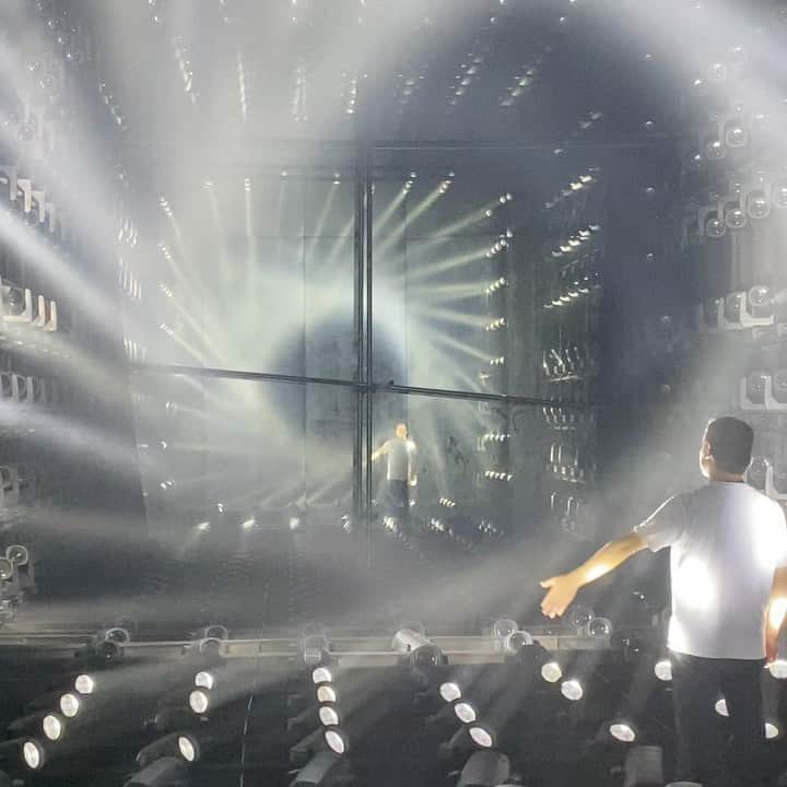 猪子寿之のインスタグラム：「This really delays the period of light sculpture only in the mirror. This is a full mirror, not a half mirror. 鏡に映った光の立体物の時間だけが遅れていく。もちろんハーフミラーじゃなくて普通のミラーだよ。実際見れるから上海に見に来て。  open 2019/11/5  #teamlabborderlesss #shanghai #slowmirror  #teamlabborderlessshanghai  https://borderless.teamlab.art/shanghai/  #チームラボ #チームラボボーダレス #上海  #teamlab」