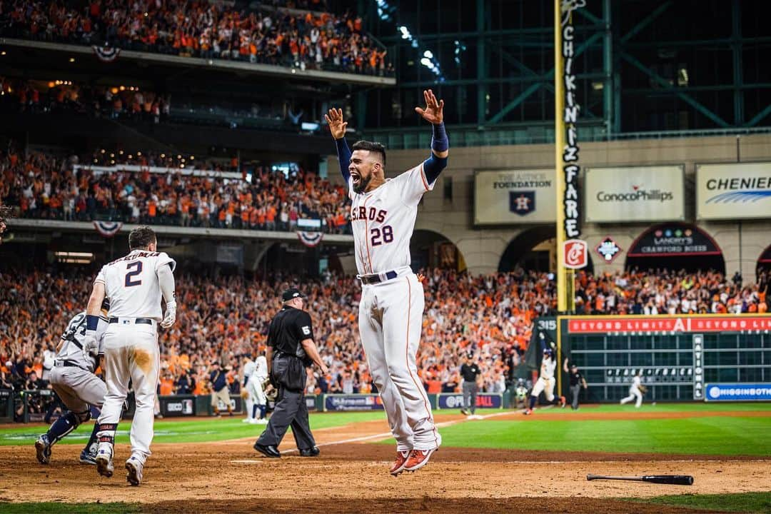 ロビンソン・チリノスのインスタグラム：「American League Champions !🧡🙏☝️. Glory to you Jesus #takeitback」