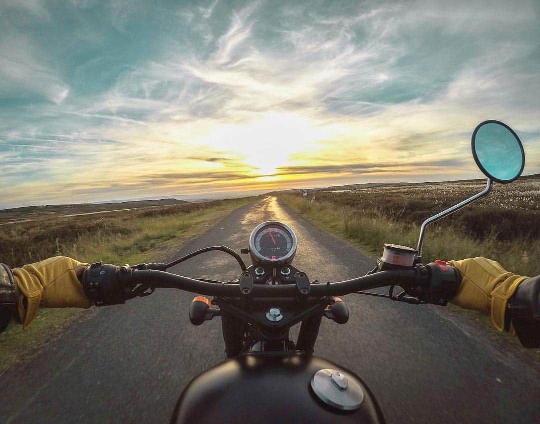 epidemic_motorsさんのインスタグラム写真 - (epidemic_motorsInstagram)「Chasing sunsets 🏍 @rossdeighton . . . . #mutt #muttlife #muttmotorcycles #nexx #motorcycle #motorbike #sunset #gopro #biltwell #caferacer #countryside #adventure #explore #travel #travelling #getoutside #enjoylife #outdoors #agameoftones #globeroamers #earthroamers #earthfocus #theoutbound #wildernessculture #doyoutravel #lifeofadventure #goproeverything #goprohero4 #gopole」10月20日 17時09分 - epidemic_motors