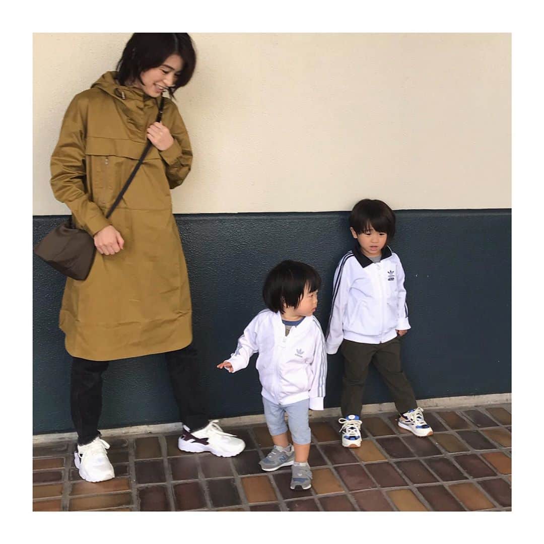 のインスタグラム：「わちゃわちゃとした3shot🧒👶👩 . 暑くて途中からみんな上着を脱いでました☀️ . #wakameswardrobe #ママコーデ #兄弟コーデ #公園コーデ #にこにこパークでリュックの抱っこ紐収納が大活躍した日 #3歳 #1歳4ヶ月 . アノラック…#oblekt デニム…#theshinzone  プチサック…#greish 靴…#nike」