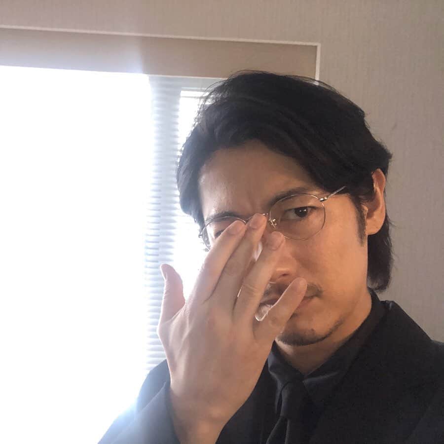 のインスタグラム：「これ、誰だ？😯 明日夜９時、獅子雄のメガネ解禁👓 そして #CCO仮装プレイ  続々出てくるよ。 #リアタイオンエア で会おう📺 #シャーロック #月9」