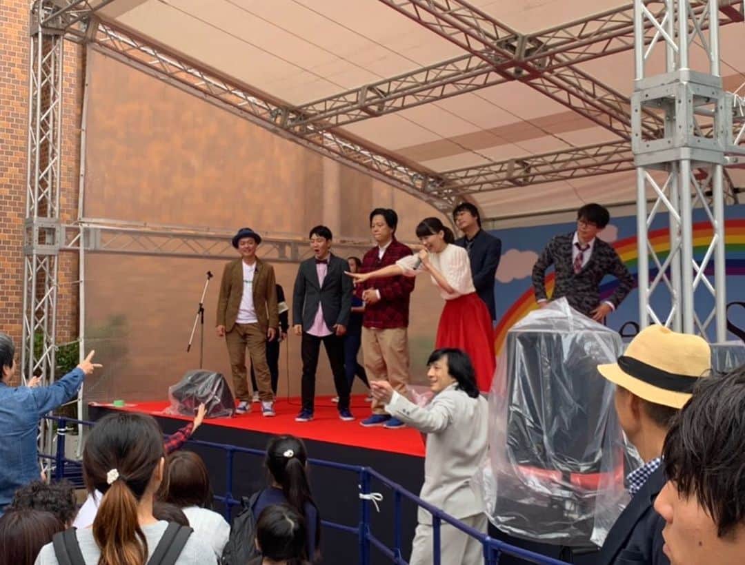 沙羅さんのインスタグラム写真 - (沙羅Instagram)「文京学院大学の『文京祭』にて、ものまねショーやらせて頂きました🤗観に来てくださったみなさーーん！子供たち！笑ってくれてありがとう😆🍀そして実行委員のみなさま、優しくしてくれてありがとうのおっぱいバレー🏐💖﻿ ﻿ #初めての学園祭✨﻿ #学園祭に呼ばれるのが﻿ #夢でした💖﻿ #わーありがたい😭﻿ #ホリプロコム﻿ #磁石 さん #ななめ45° さん﻿ #ジャッキーちゃん ＃沙羅﻿ #自分が大学生の時の学祭にも﻿ #芸人さんがいっぱい来てて﻿ #めっちゃ笑ったのを覚えてます﻿ #懐かしさやら﻿ #青春やらも﻿ #たくさん感じた日でした🍄﻿ #ステージ後に実行委員の方が﻿ #花束をプレゼントしてくださいました💐﻿ #超嬉しかった😆💖﻿ #感謝感激雨綾瀬💛﻿ #文京学院最高💚﻿」10月20日 17時23分 - sarapika128