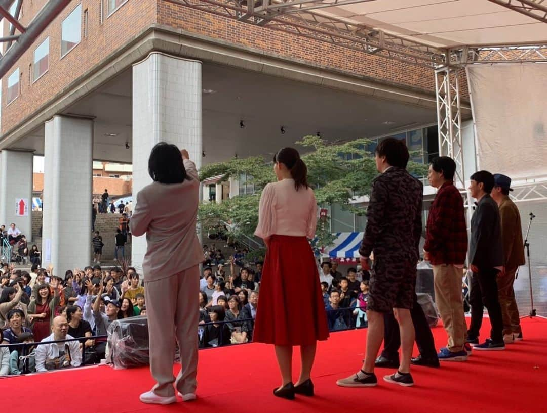 沙羅さんのインスタグラム写真 - (沙羅Instagram)「文京学院大学の『文京祭』にて、ものまねショーやらせて頂きました🤗観に来てくださったみなさーーん！子供たち！笑ってくれてありがとう😆🍀そして実行委員のみなさま、優しくしてくれてありがとうのおっぱいバレー🏐💖﻿ ﻿ #初めての学園祭✨﻿ #学園祭に呼ばれるのが﻿ #夢でした💖﻿ #わーありがたい😭﻿ #ホリプロコム﻿ #磁石 さん #ななめ45° さん﻿ #ジャッキーちゃん ＃沙羅﻿ #自分が大学生の時の学祭にも﻿ #芸人さんがいっぱい来てて﻿ #めっちゃ笑ったのを覚えてます﻿ #懐かしさやら﻿ #青春やらも﻿ #たくさん感じた日でした🍄﻿ #ステージ後に実行委員の方が﻿ #花束をプレゼントしてくださいました💐﻿ #超嬉しかった😆💖﻿ #感謝感激雨綾瀬💛﻿ #文京学院最高💚﻿」10月20日 17時23分 - sarapika128