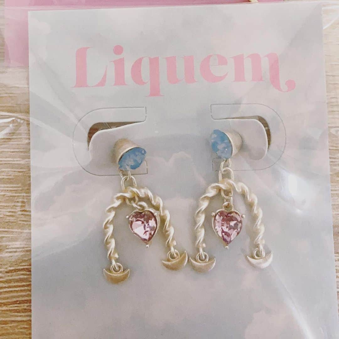 安住麻里さんのインスタグラム写真 - (安住麻里Instagram)「しんさくがゆめのようにかわいくてくるったようにかいました  こういうのが似合う服着たいなーとか似合う髪色髪型にしたくなった！！！かわいすぎてみてるだけでげんきになる！！！ 最高！！ @liquem.tokyo @liquem.shop」10月20日 17時23分 - azumari12
