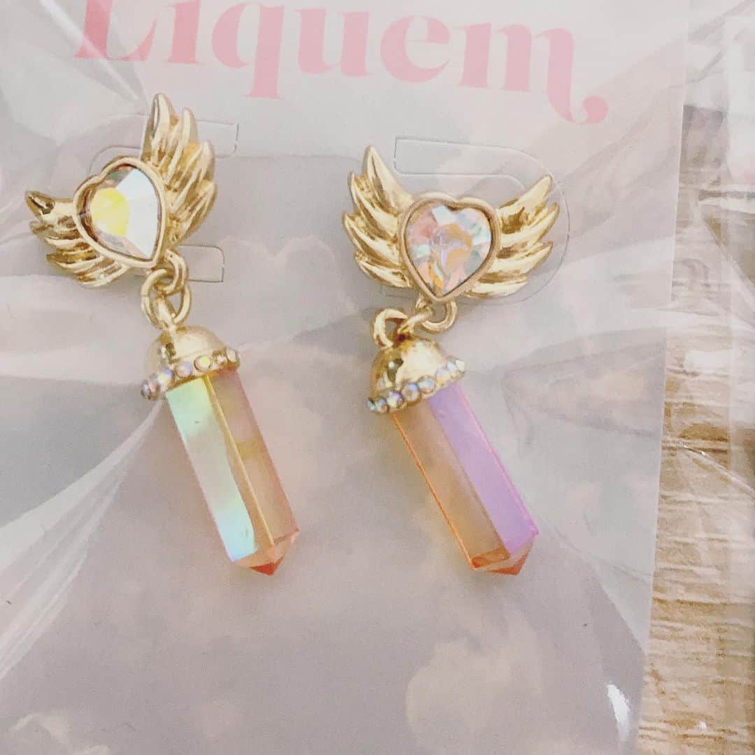 安住麻里さんのインスタグラム写真 - (安住麻里Instagram)「しんさくがゆめのようにかわいくてくるったようにかいました  こういうのが似合う服着たいなーとか似合う髪色髪型にしたくなった！！！かわいすぎてみてるだけでげんきになる！！！ 最高！！ @liquem.tokyo @liquem.shop」10月20日 17時23分 - azumari12