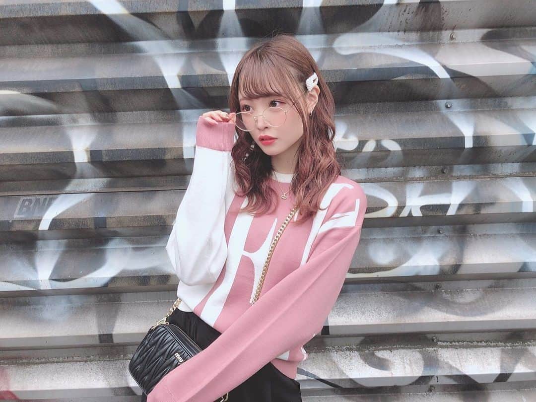 のインスタグラム：「୨୧⑅*. pink×gold ୨୧⑅*. #fashion #ootd #autumn #tops #pink #white #black #gold #miumiu #dior #私服」