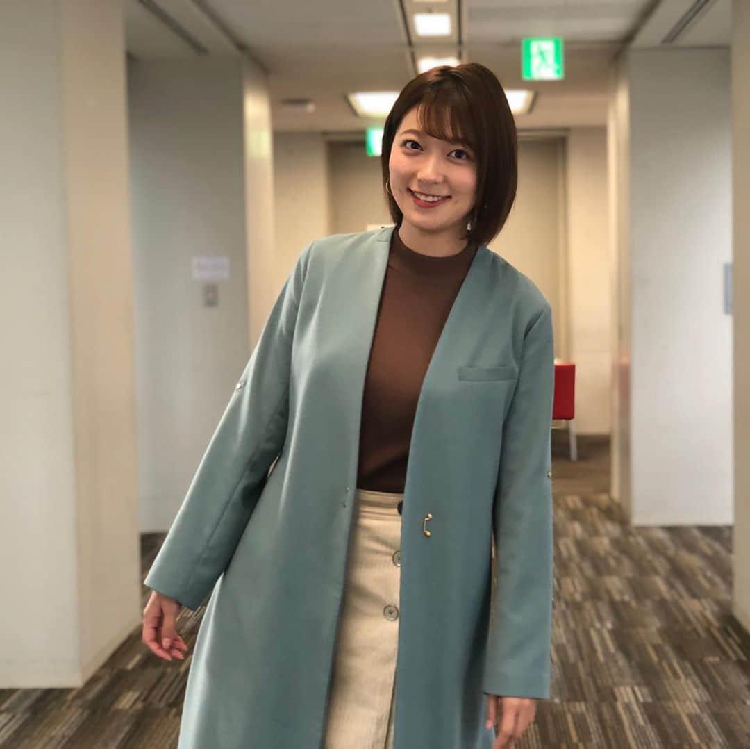 フジテレビ「めざましテレビ」さんのインスタグラム写真 - (フジテレビ「めざましテレビ」Instagram)「10月18日（金）きょう何着て行く？ ・ ファッション雑誌CanCamとコラボした お天気コーナー「きょう何着て行く？」 阿部華也子ちゃんの毎日のコーデを紹介♪ ・ 【きょうのコーデ】 コート→#LAGUNAMOON 2万2000円 ニット→#メルディティ 6500円 スカート→#EMMELREFINES 1万2000円 靴→#セヴントゥエルヴサーティー 3万2000円 ピアス→#Lycka 1400円 ・ 【コーデのポイント】 遠目からでもパッと目を引くブルーコート🐬 ちょっぴり勇気のいるカラーコートですが くすみがかったトーンを選べば落ち着いた印象で攻略できます🧥✨ オフホワイトのコーデュロイスカートで 爽やかフェミニンに着こなしましょう🙌 ・ #めざましテレビ #きょう何着て行く？ #阿部華也子 #今日のコーデ#コーデ #CanCam #今日のファッション#ootd #きょう何着て行く？は月〜金朝6時22分ごろ放送！」10月20日 17時27分 - mezamashi.tv