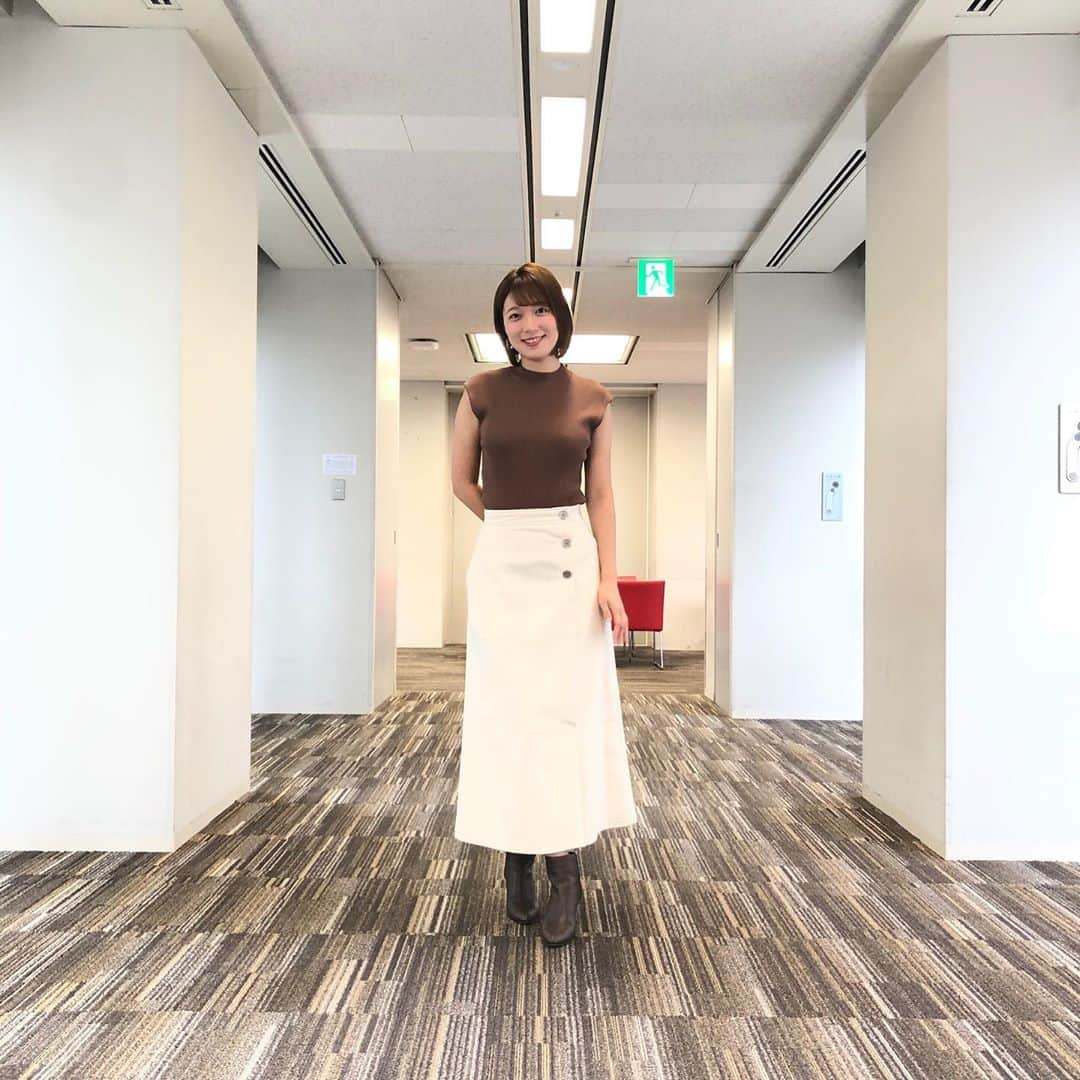 フジテレビ「めざましテレビ」さんのインスタグラム写真 - (フジテレビ「めざましテレビ」Instagram)「10月18日（金）きょう何着て行く？ ・ ファッション雑誌CanCamとコラボした お天気コーナー「きょう何着て行く？」 阿部華也子ちゃんの毎日のコーデを紹介♪ ・ 【きょうのコーデ】 コート→#LAGUNAMOON 2万2000円 ニット→#メルディティ 6500円 スカート→#EMMELREFINES 1万2000円 靴→#セヴントゥエルヴサーティー 3万2000円 ピアス→#Lycka 1400円 ・ 【コーデのポイント】 遠目からでもパッと目を引くブルーコート🐬 ちょっぴり勇気のいるカラーコートですが くすみがかったトーンを選べば落ち着いた印象で攻略できます🧥✨ オフホワイトのコーデュロイスカートで 爽やかフェミニンに着こなしましょう🙌 ・ #めざましテレビ #きょう何着て行く？ #阿部華也子 #今日のコーデ#コーデ #CanCam #今日のファッション#ootd #きょう何着て行く？は月〜金朝6時22分ごろ放送！」10月20日 17時27分 - mezamashi.tv