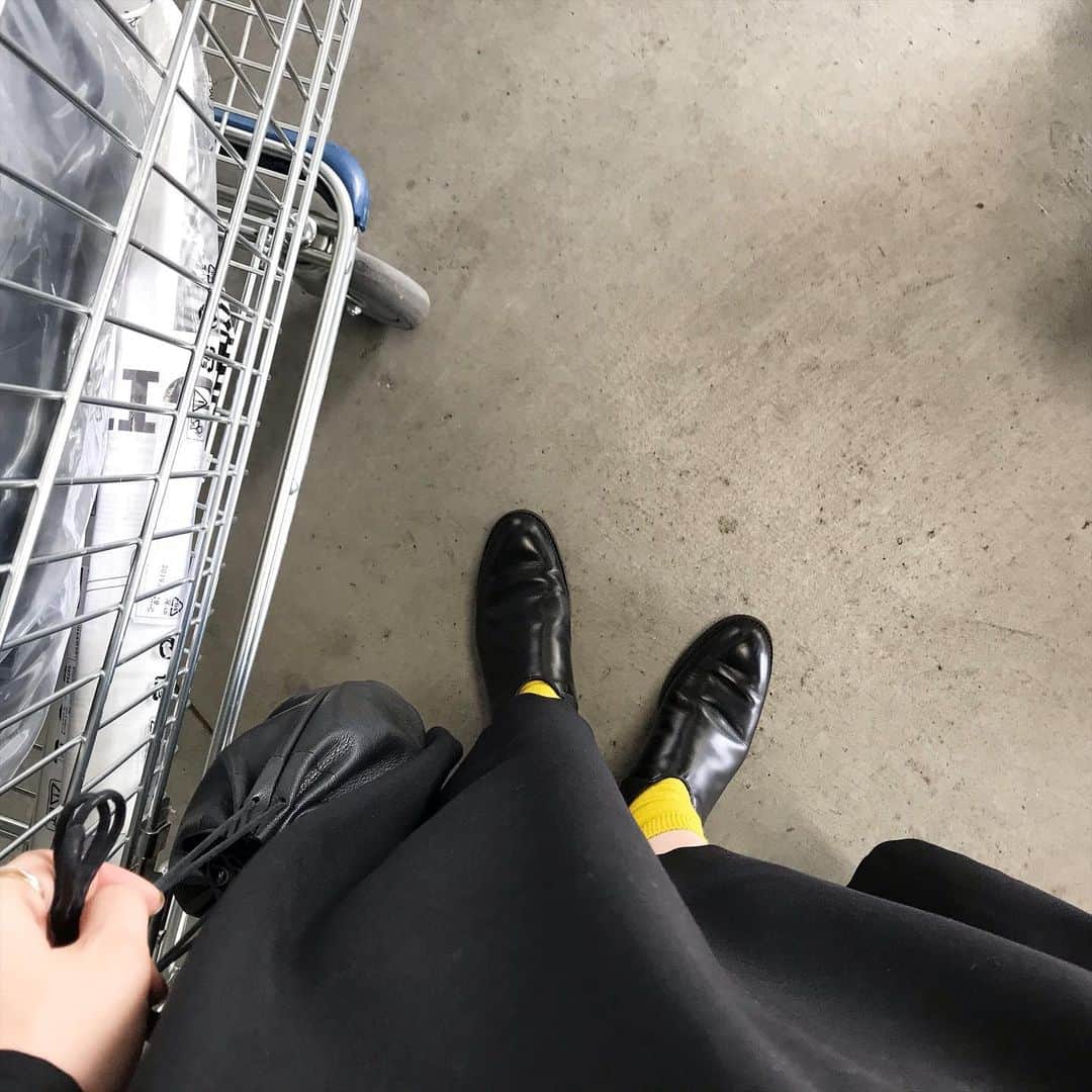 __784__さんのインスタグラム写真 - (__784__Instagram)「. 真っ黒に黄色の靴下🐥 長久手のIKEAに初めて行ってきた！ . #toshinosuketakegahara」10月20日 17時28分 - ___nk1029
