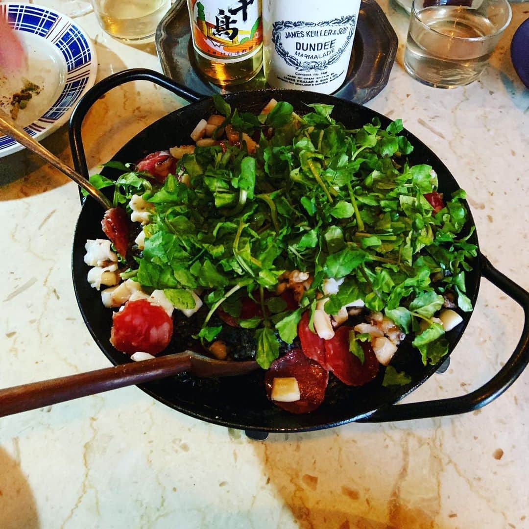 志摩有子さんのインスタグラム写真 - (志摩有子Instagram)「フランツの福さんお手製の餃子パーリーにお招き頂き。噂に聞いたフェンネルやニラの焼き餃子はカリカリじゅわ〜。鶏白湯の水餃子は皮がもちもちの餃子に滋味溢れるスープの美味しさよ。主役の邪魔をしないように、副菜数種をお持ちする。蒸し茄子の中華風マリネにアッコ先生　@attocook68  に習ったししとうとジャコの五香粉風味、ジャガイモとセロリのシャキシャキサラダ。楽しく美味しく良き日曜日。 #昼フランツ #餃子の会 #シメはイカ墨パエリア @offcraftworks_houeidou.n.f」10月20日 17時29分 - ariko418