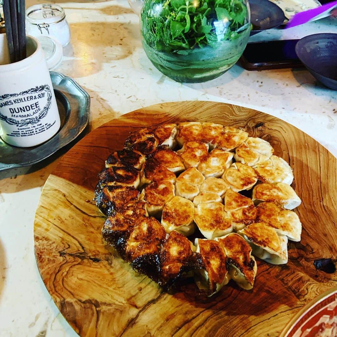志摩有子さんのインスタグラム写真 - (志摩有子Instagram)「フランツの福さんお手製の餃子パーリーにお招き頂き。噂に聞いたフェンネルやニラの焼き餃子はカリカリじゅわ〜。鶏白湯の水餃子は皮がもちもちの餃子に滋味溢れるスープの美味しさよ。主役の邪魔をしないように、副菜数種をお持ちする。蒸し茄子の中華風マリネにアッコ先生　@attocook68  に習ったししとうとジャコの五香粉風味、ジャガイモとセロリのシャキシャキサラダ。楽しく美味しく良き日曜日。 #昼フランツ #餃子の会 #シメはイカ墨パエリア @offcraftworks_houeidou.n.f」10月20日 17時29分 - ariko418