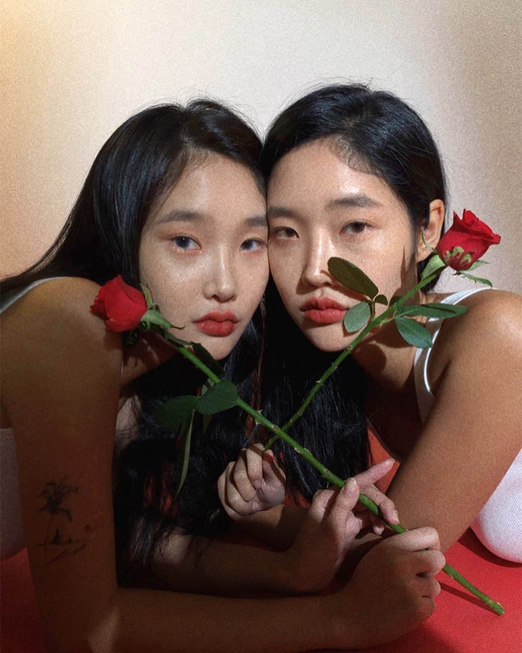 のインスタグラム：「rose edition🌹#chuuseoul #마이너스진 #오키로진 #블랙스키니 @chuu_5kgjean @hapakristin」
