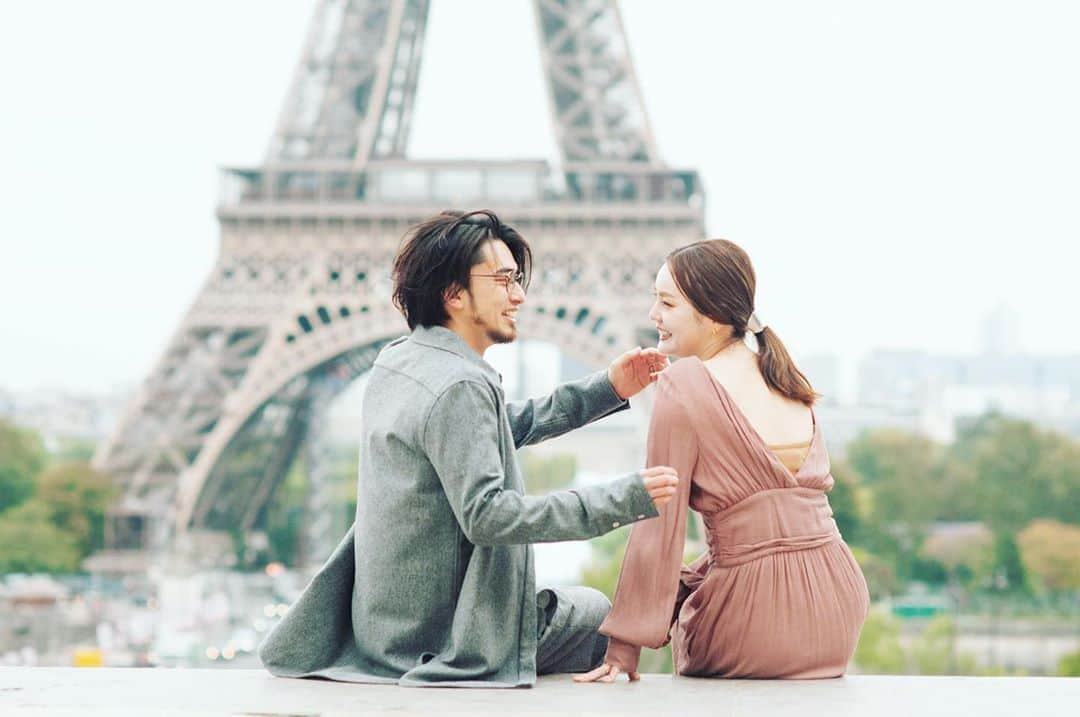 藤井明子さんのインスタグラム写真 - (藤井明子Instagram)「カメラマンさんから、パリはアムールの街だからもっと仲良さそうにしてくださいって言われまくってどうしていいかわからないワクエルとそれを生暖かく見守る私。  #2人で #いやそーゆーの無理です #100回くらい言った← #じゃあせめてそんなに離れないで #もう少し寄って #腕くらいまわして #byカメラマンさん #結果程よい写真の出来上がり #新婚旅行 #パリ#paris #エッフェル塔  #ワンピース @mangata.m  #背中あきカップ付きキャミソール @todayful_  #ヘアアクセ @pluietokyo  #ワクエルのセットアップ @jilsander」10月20日 17時32分 - fujiko0207