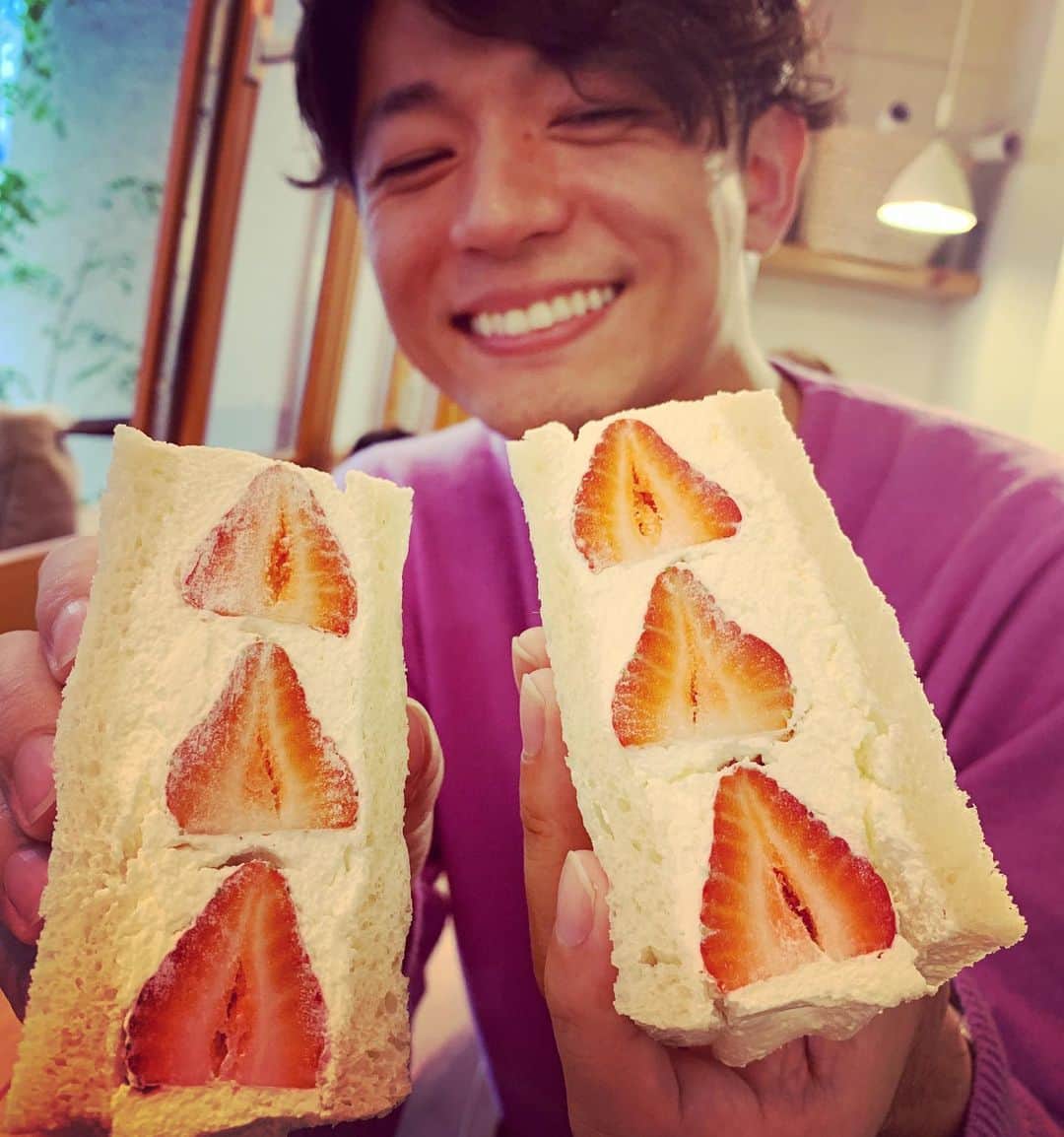 工藤淳之介さんのインスタグラム写真 - (工藤淳之介Instagram)「先日のなじラテで特集させて頂いた 万代のサンドウィッチボックスで糖分補給しつつ 昼間は明後日の資格試験に向け対策。  だって夜はラグビー、野球、 そして新ドラマ見たいから 勉強してる暇なんてないからさ←  #bsn #なじラテ  #新潟グルメ #新潟ランチ #新潟カフェ #新潟スイーツ  #万代 #サンドウィッチ #フルーツサンド #いちごサンド  #生クリーム  #チョコバナナサンド #タピオカ #タピオカミルクティー #タピ活  #検定 #番組企画　で #挑戦中  #新潟 #新潟放送 #アナウンサー #甘党男子  #あんたに星を取らせてやるよ  #明日使いたい　↑ #工藤淳之介」10月20日 17時43分 - kudojun_nosuke_bsn