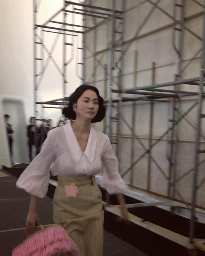 チャン・ユンジュのインスタグラム：「@missgeecollection 2020 S/S Collection  Backstage :) 다 사고 싶었던 이번 시즌 옷 들. 👚👗👛👠 #지춘희 #지춘희컬렉션  #벌써2020  _ Video by @kowonhye」