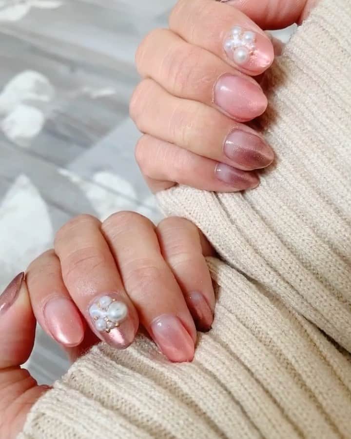 のインスタグラム：「@nailcarry_ikebukuro でNEWネイルにしてきました♥︎◡̈⃝ ﻿ ﻿ 2〜3ヶ月に一度はしたくなる﻿ 大好きなミラーネイルのグラデーション✨✨﻿ ﻿ シンプルなのに爪先が艶やか💕﻿ 角度を変えるとキラキラっと光る感じが大好物💕﻿ ﻿ ﻿ ﻿ 今回はコーラルピンクとチョコブラウンの﻿ 2色カラーで秋冬らしくしたよ☺️✨✨﻿ ﻿ ﻿ 担当は米澤さん﻿ ﻿ お父さんが44歳、お母さん42歳‼️﻿ ﻿ 完全に親世代になったわ〜🤣🤣🤣﻿ ﻿ ﻿ ﻿ ▼NAIL CARRY▼﻿ 予約の時に『水野祐香のSNSを見た❤️』と言うとお得なクーポンあります💅﻿ ﻿ ✔️同じジェルネイルが通常¥9,980→¥6,980（税抜)﻿ スカルプは+¥5,000(税抜) で出来ちゃいます✨﻿ ﻿ ﻿ ❤️クーポン有効期間❤️﻿ 2019年11月16日まで﻿ ㅤㅤㅤㅤㅤㅤㅤㅤㅤ﻿ ☎︎池袋店03-3971-7775﻿ ☎︎渋谷店03-5784-9115﻿ ㅤㅤㅤㅤㅤㅤㅤㅤㅤㅤㅤㅤㅤ﻿ ﻿ ﻿ #ネイル #手がきれいに見える﻿  #ジェルネイル #ママネイル #ミラーネイル　﻿ #会社ネイル #ワントーンネイル﻿ #結婚式ネイル #ウェディングネイル ﻿ #秋ネイル #冬ネイル #ネイルデザイン　﻿ #水野祐香 #youtuber #director #ワーキングママ #ママ  #ゴングロ三兄弟 #加齢に負けず華麗に生きる ﻿ ﻿ ﻿」