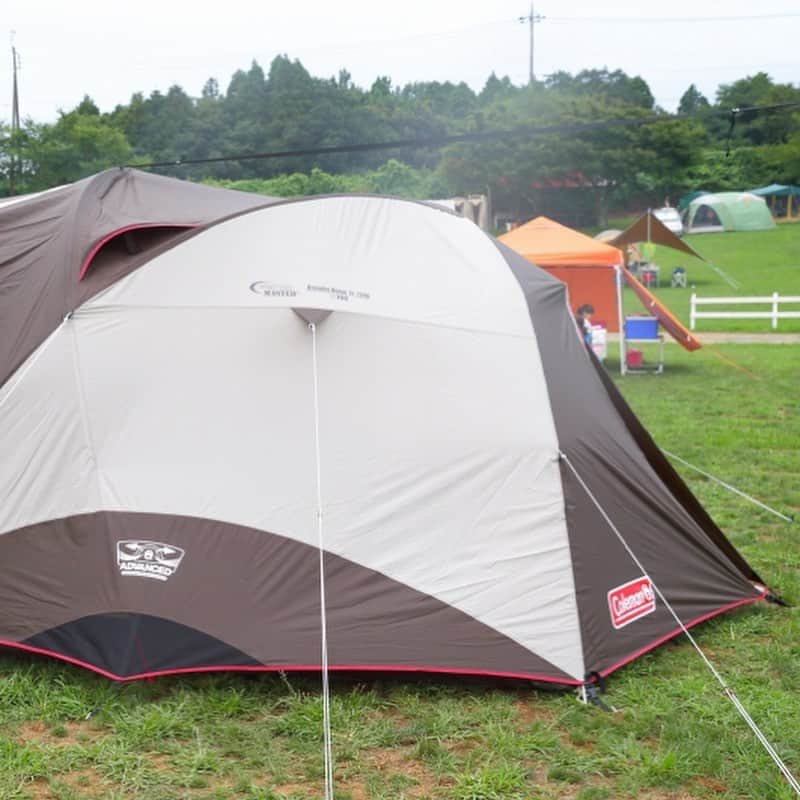キャンプ情報サイト［ランタン］さんのインスタグラム写真 - (キャンプ情報サイト［ランタン］Instagram)「CAMP SMILE STYLE ／ コールマンのウェザーマスター シリーズで小川張り ＼ いろんなキャンパーのキャンプスタイルを現地取材と一般キャンパーからの投稿で数多く掲載してます。 . . 詳しくは @lantern.camp  webサイトをご覧ください . . #camp #camping #outdoor #travel #trip #lantern_smile #nature #キャンプ #キャンプ用品 #アウトドア #テント #自然 #旅行 #キャンプ初心者  #キャンプ好きな人と繋がりたい #成田ゆめ牧場ファミリーオートキャンプ場 #コールマン #ブリーズドーム #ファミリーキャンプ #ファミキャン」10月20日 17時50分 - lantern.camp