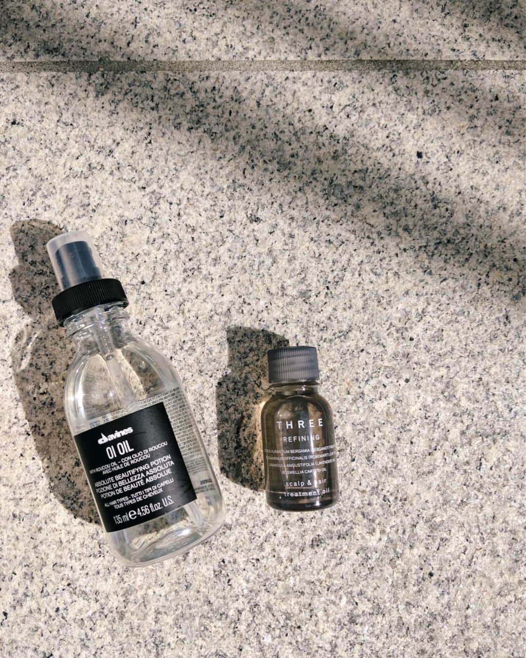 Shiho Sasakiのインスタグラム：「ヘアーに関して☝️ スタイリング剤など何使ってるの？ と質問頂いたので載せます✨ 主にオイルを使ってるよ💟 お気に入りは  @threecosmetics と @davinesjapan 💎 threeは軽めのテクスチャーだから夏とか雨の日☂️ davinesはしっとりした使用感なので乾燥が気になる季節に🍃 #hair#three#davines」