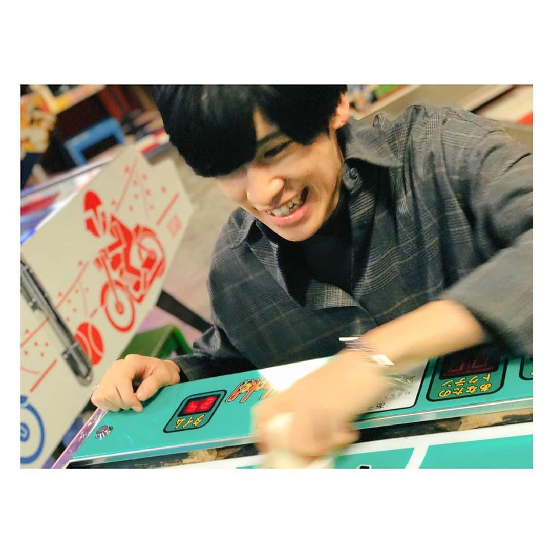 阪本一樹さんのインスタグラム写真 - (阪本一樹Instagram)「ホッケーゲームに夢中でした。😂 相手は#白石隼也 さん ギリギリ負けました。笑 #instagood  #ootd #ホッケー  #秋」10月20日 17時44分 - sakamoto.itsuki