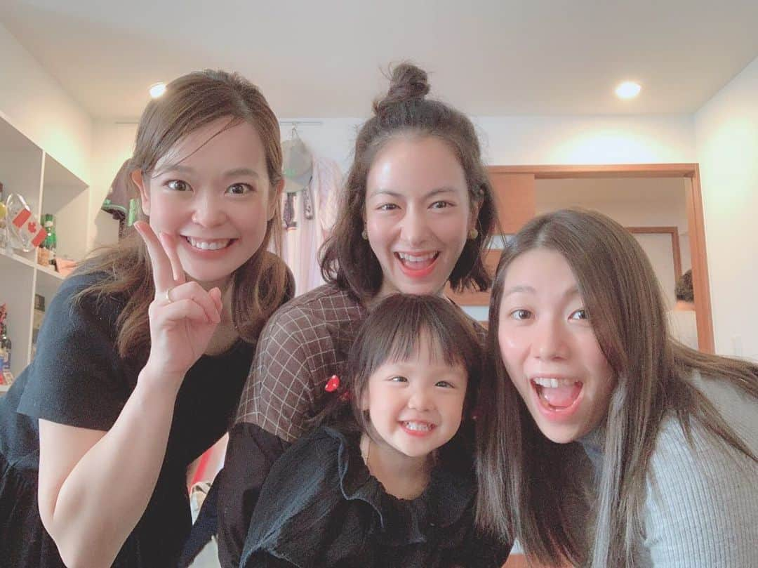 秋葉里枝さんのインスタグラム写真 - (秋葉里枝Instagram)「中学からの仲間たちは いつ会ってもほんわか落ち着く〜🍀 最高に癒しもらった😍 子供達もママパパも笑いっぱなしの ミニ同窓会🤣 しんちゃん💕あみちゃんありがとう❤️ 중고등학교를 함께 다닌 친구들은 언제만나도 편함 없는 친구들에 힐링받았어요🍀 엄마아빠가 되어 다 함께 보니 더 즐거웠던 오늘😊」10月20日 17時45分 - rie_akiba