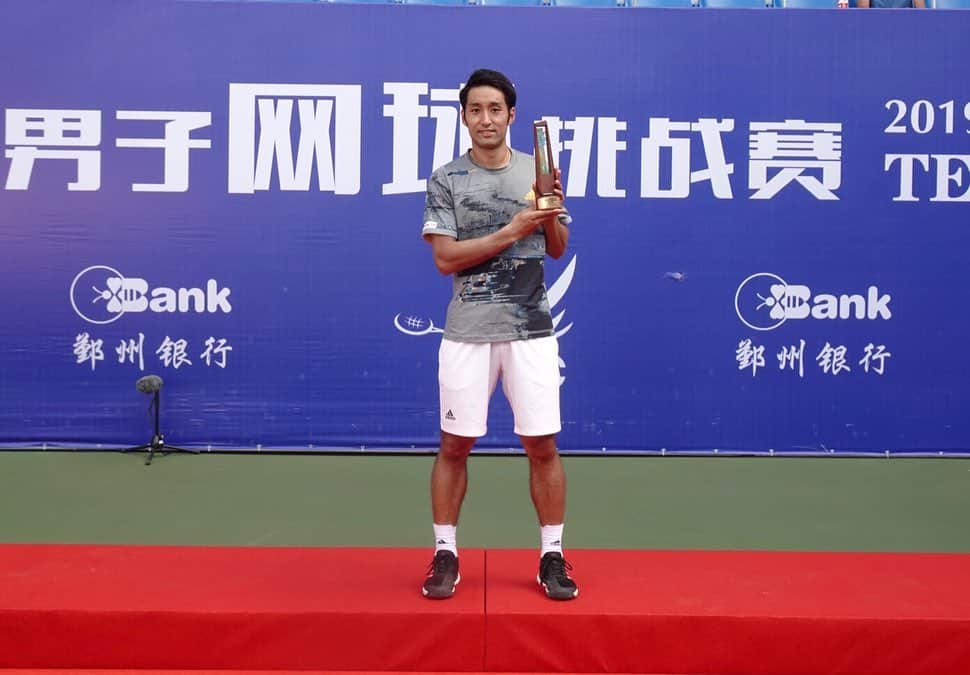 内山靖崇さんのインスタグラム写真 - (内山靖崇Instagram)「Ningbo Challenger Champion🏆 寧波チャレンジャー優勝しました☺️ 同時に初めて世界ランキングTop100入りも出来ました！ プロになった時からの大きな目標だったのでダブルの喜びで本当に嬉しいです😆 応援して頂いた皆様、サポートして頂いた皆様、ありがとうございました！！ #atpchallenger  #ningbo  #champion  #breakingtop100」10月20日 17時47分 - yasutaka0805