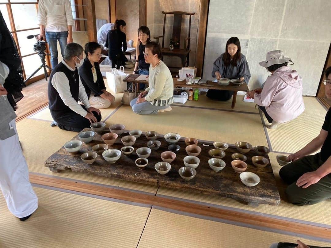 村上隆さんのインスタグラム写真 - (村上隆Instagram)「@muratashinwolf show still open at @tonoto_take . About 250people came meet w Shin Murata & @egifusako & say hellow long time each other. We still open until 9:00PM amd tomorrow.  Now I arrival KYOTO from Saitama prefecture my studio use by Hikari super express SHINKAN_SEN.」10月20日 17時47分 - takashipom