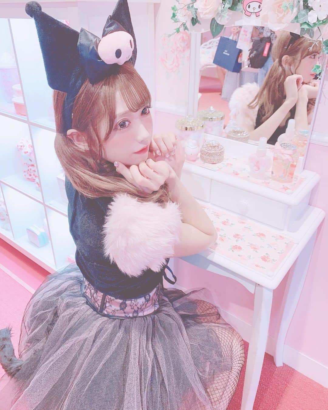 田口未彩のインスタグラム：「🎀 . . 今日はライブが早く終わったから 親友に会いに茨城帰ってきた💗 . みぃほんとに友達に恵まれてるなあって つくづく思う、しあわせなことだなあ🥺 . . . #サンリオ #サンリオピューロランド #ピューロランド #ピューロ #クロミ #クロミちゃん #マイメロ #量産型 #量産型女子 #メイク #オレンジメイク #ピューロコーデ #カチューシャ #量産型コーデ  #ピンクコーデ #インスタ映え #映え #クロミコーデ #マイメロコーデ #ハロウィン #コスプレ #クロミコス #ハロウィンコス」