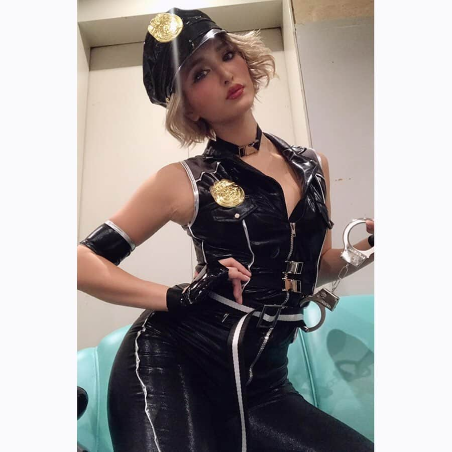 カナさんのインスタグラム写真 - (カナInstagram)「ハウスクリーム @club_camelot で着た コスプレ衣装は #malymoon の #ポリス 👮🏼‍♀️と #チアリーダー 💖でした✨ ． 可愛いオリジナルコスプレ衣装がたくさんあるので サイトも見てみてね😍 ． @malymoon1991 ． https://www.malymoon-costume.com/ ． #cyberjapan #clubcamelot  #shibuya #housecream #コスプレ #cosplay」10月20日 17時49分 - _kana627_