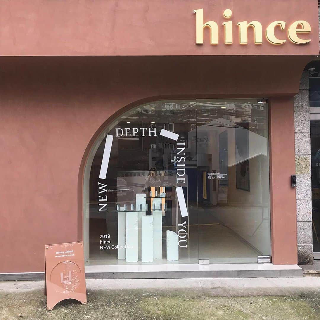 MERYさんのインスタグラム写真 - (MERYInstagram)「. リップが大人気の韓国コスメ『hince（ヒンス） ＠hince_official 』から新しいショップバッグが登場したのをしっていますか？ミニハンドバックのようなコロンとした形にカラフルなリボンが可愛らしいですよね♡ . こちらのショッパーはhinceのアトリエで商品を購入するとゲットすることができますよ。 新しいリップも発売されているので要チェックですね！ . Information 住所：ソウル特別市 城東区 聖水洞1街 656-821 電話番号：02-2135-3031 営業時間：12:00 ～ 20:00 月曜定休日 . MERYでは他にも「かわいい」に近づくさまざまな情報を発信しています。 @mery.beauty コスメ・美容に特化した情報をお届け♡ @mery_spot 話題のカフェやお出かけスポットをご紹介！ こちらもぜひチェックしてみてください！ . . photo by @sawa__111 . #MERY #regram #instagram #photogenic #instagenic #instagood #instalike #hince #cosmetic #lipstick #メリー #メイク #コスメ好きさんと繋がりたい #持ち画 #持ち画倶楽部 #聖水洞 #ソンスドン #秋リップ #コスメ #お気に入りコスメ #韓国旅行 #ショッパー #女子力向上委員会 #韓国リップ #ヒンス #リップ #韓国コスメ #お洒落さんと繋がりたい #MERY女子 #メリー .」10月20日 18時00分 - mery.jp