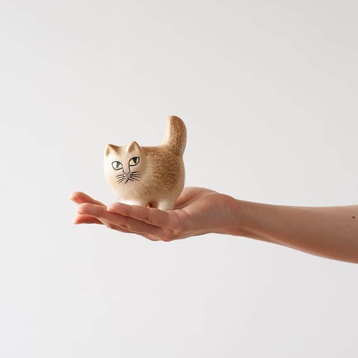 フリーデザインさんのインスタグラム写真 - (フリーデザインInstagram)「. ピーンと誇り高く尻尾を立てた猫のMOA。 丸々としたボディにかわいいお尻、いたずらっ子の眼差しでこちらを見つめます。陶器なのに、ふさふさ、モフモフとした毛並みやぬくもりを感じさせる、リサ・ラーソンのオブジェです。 . 冒頭の猫は「M」。手のひらサイズの「S」と並べてもかわいい。 . ▼詳細はプロフィールのリンクからご覧いただけます。 → @freedesign_jp . 【取扱店舗】 #フリーデザインオンラインショップ #フリーデザイン吉祥寺店 はSのみ取扱い .」10月20日 18時00分 - freedesign_jp