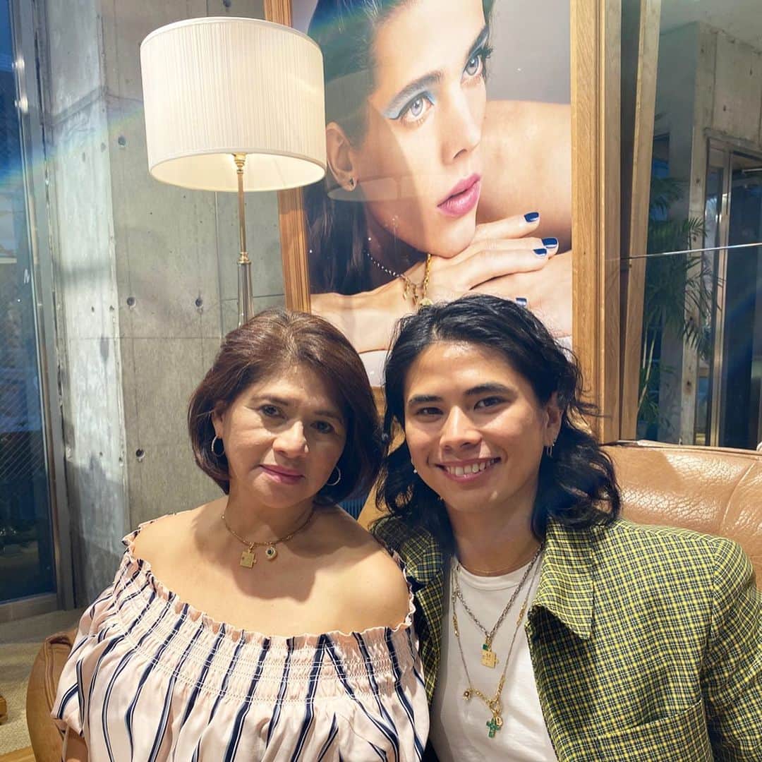 稲木ジョージのインスタグラム：「It feels good to gift my mom that something I created. Now we have matching puzzle charm from @milamorejewelry ! Mine is M, Milagros who is my grandma and my mom has G for George🥺 Super early Christmas gift as well 😘 クリスマスは会えないので、ママにミラモアのパズルチャームをプレゼント🎁おいらはM、おばあちゃんのイニシャル。ママはGでGeorge。自分がデザインしたクリエーションをママにプレゼントできてなんだか嬉しい。ママは64歳になってもまだ元気に働いてるし、母子家庭で昼も夜もずっと働いてきたから、たまには恩返ししないとね🤩働き者で、彼女の背中をみていま自分がガンガン仕事できてるのかも。大切な人には特別でずっと残るものを贈って欲しいな😚#ミラモア　#MilamoreJewelry」