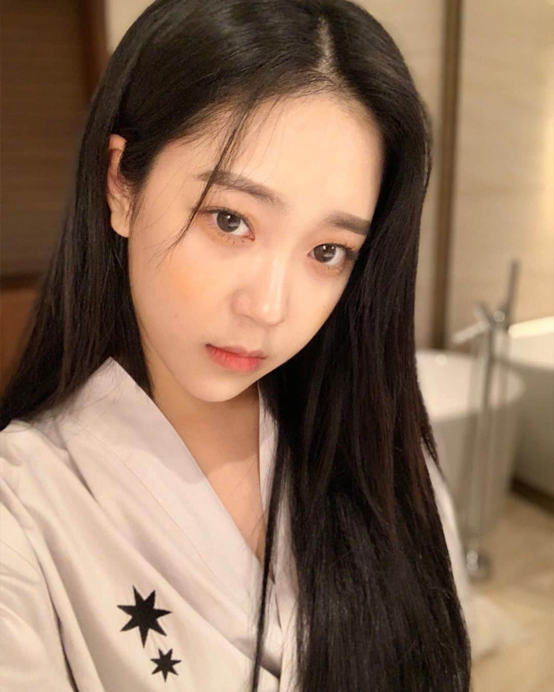 チャ・ユンジのインスタグラム：「한국가서 뜨끈-한 국밥 든든-하게 먹고 말아야겠다🤘」