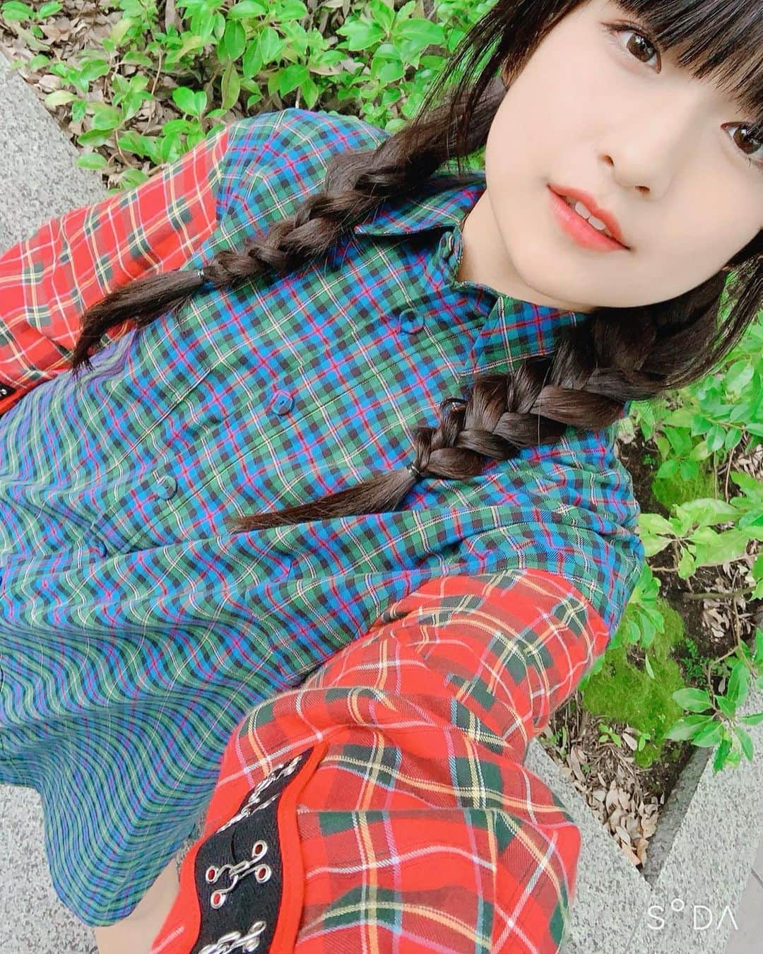 りりりのインスタグラム：「今日着てたワンピースこれ⸜(* ॑꒳ ॑* )⸝⋆* 可愛いーー😍 SJYPさんのワンピ👗 今日初めて着ました🥰🥰 手のところと後ろにホックみたいなの付いてて(後ろの写真撮ってなかったごめん🥺)めちゃくちゃ可愛いんです😭❤️ 久しぶりに三つ編みしてました🎀  可愛いかっこしてディズニーデートとかユニバデートとかしてみたいな…🤔💗 コスプレしてホラーナイトも行きたい…🧟‍♀️ 富士急で絶叫マシンにも乗りまくりたい…💗 いまSODAで📸撮って投稿したら好きなテーマパークチケットが当たるらしいねんけど、 じぶんも応募して当てて行きます❣️❣️(ファミリーと…) 詳しくはココ→ @sodacam_jp ・ ・ #りりり #秋服コーデ  #ワンピース  #三つ編み #漏れなく盛れます  #SODA」
