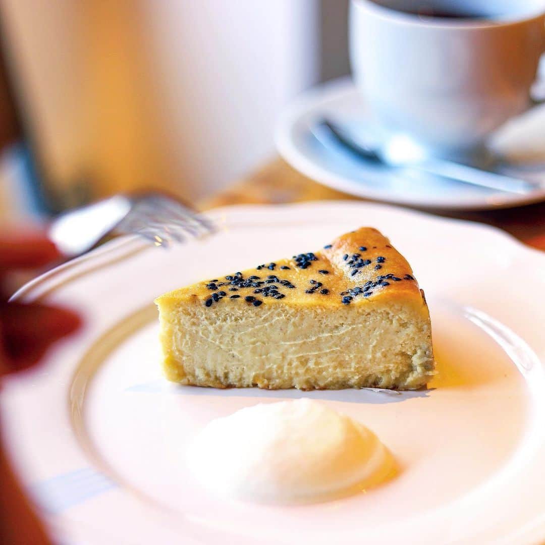 きょん。さんのインスタグラム写真 - (きょん。Instagram)「. .  LE SHIMIKI @leshimiki  焼き芋を チーズケーキとして食べるなら こんなのがいいな〜、の “いいな〜”が このワンカットに すべて詰まってた。  クリームチーズ氏、 ありがとう🥺  adress:神戸市中央区北長狭通7-1-27 2F  #LESHIMIKI #ルシュミキ#cheesecakes」10月20日 18時05分 - kyon_tokiiro
