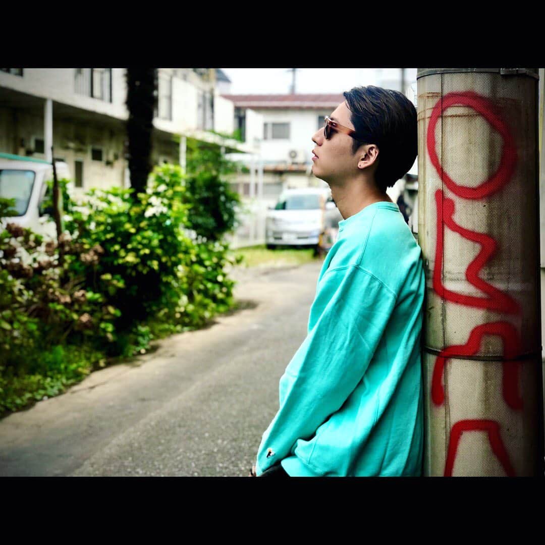 のインスタグラム：「すっかり寒い。 どんよりした天気。 洋服くらいは明るい色にした日。  #portrait #ootd #portraitphotography  #dayoff #daily_photo_jpn」
