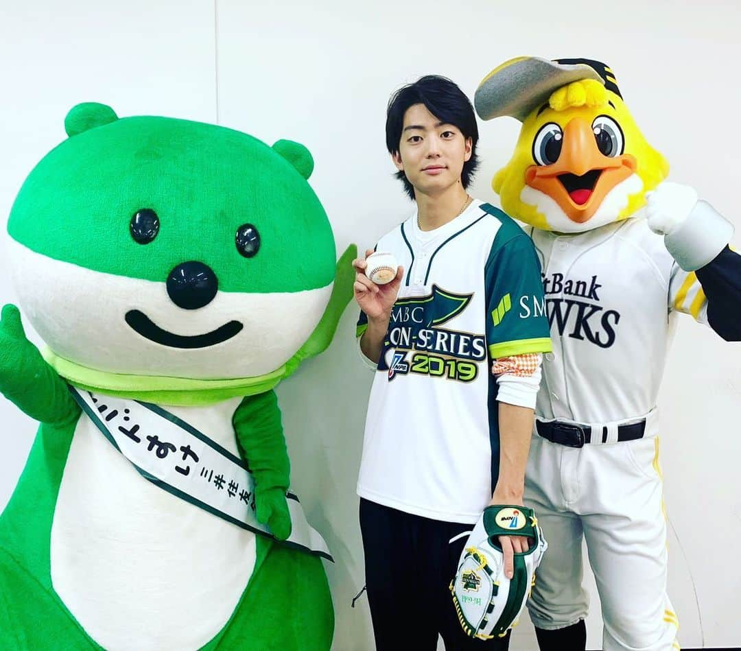 福岡ソフトバンクホークスさんのインスタグラム写真 - (福岡ソフトバンクホークスInstagram)「#smbc日本シリーズ2019 #始球式 #伊藤健太郎 さん #2019年10月20日 #vs読売ジャイアンツ #softbankhawks #ホークス #奪sh」10月20日 23時40分 - softbankhawks_official