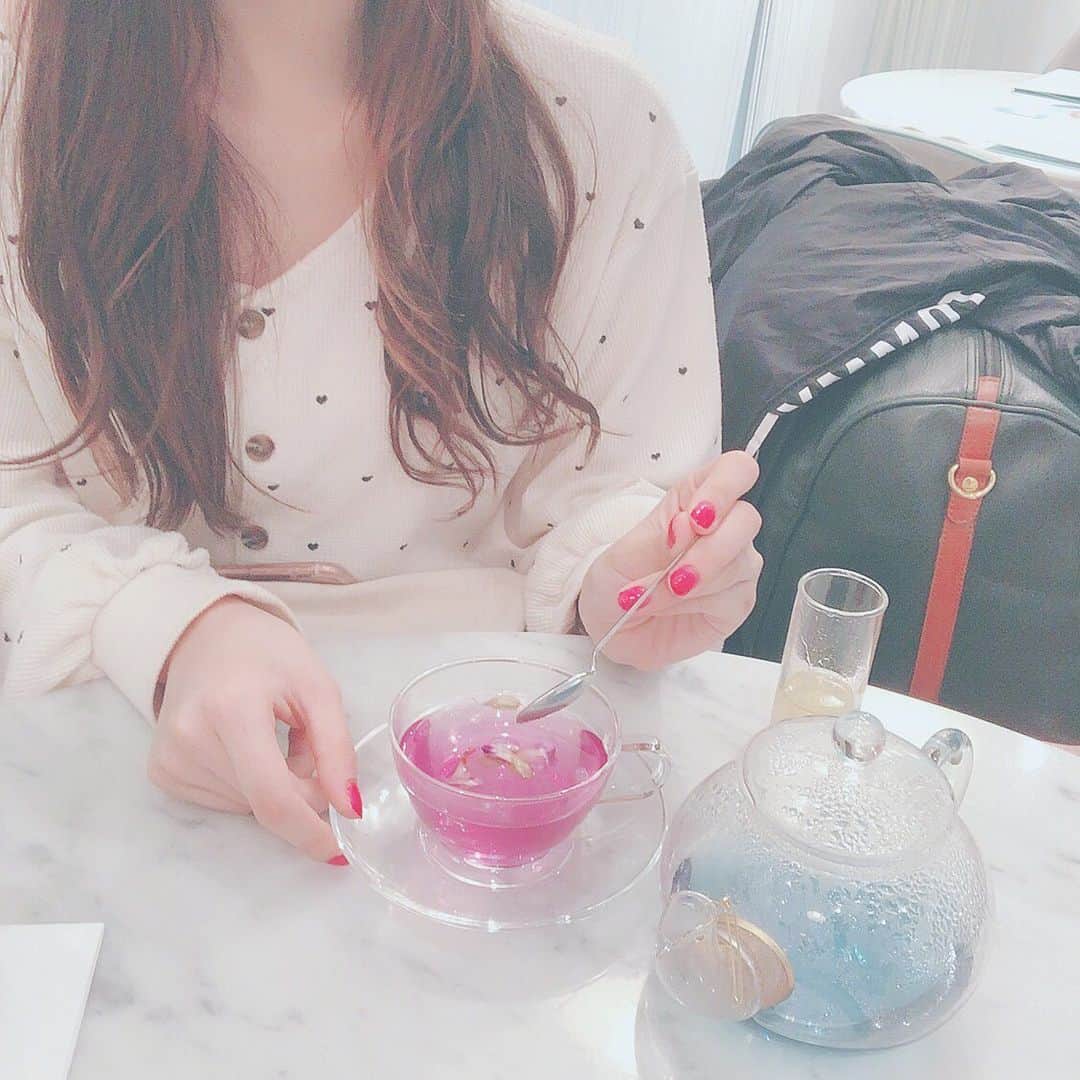 堂本千晴さんのインスタグラム写真 - (堂本千晴Instagram)「行きたかった東京駅のカフェに行ってきました☺︎✌︎ . . オシャレすぎて全てが可愛かった💓 . 気になった色の変わるドリンク🥤 昔自由研究でやった紫キャベツ的な感じなのかな？リトマス紙みたいな感じ？ . 実験みたいで楽しかったし美味しかった🙆‍♀️ . . 次はティータイムにケーキのやつ行きたいな🧁✨ . . . #東京カンパネラカフェ  #カンパネラカフェ  #東京駅カフェ  #東京カフェ  #ローリエプレス #ローリエガールズ #かわ育 #かわ育旅行 #bis_web #mery #thecanpanellacafe  #tokyocafe  #cafe #instagood」10月20日 23時35分 - maria_misato_1109